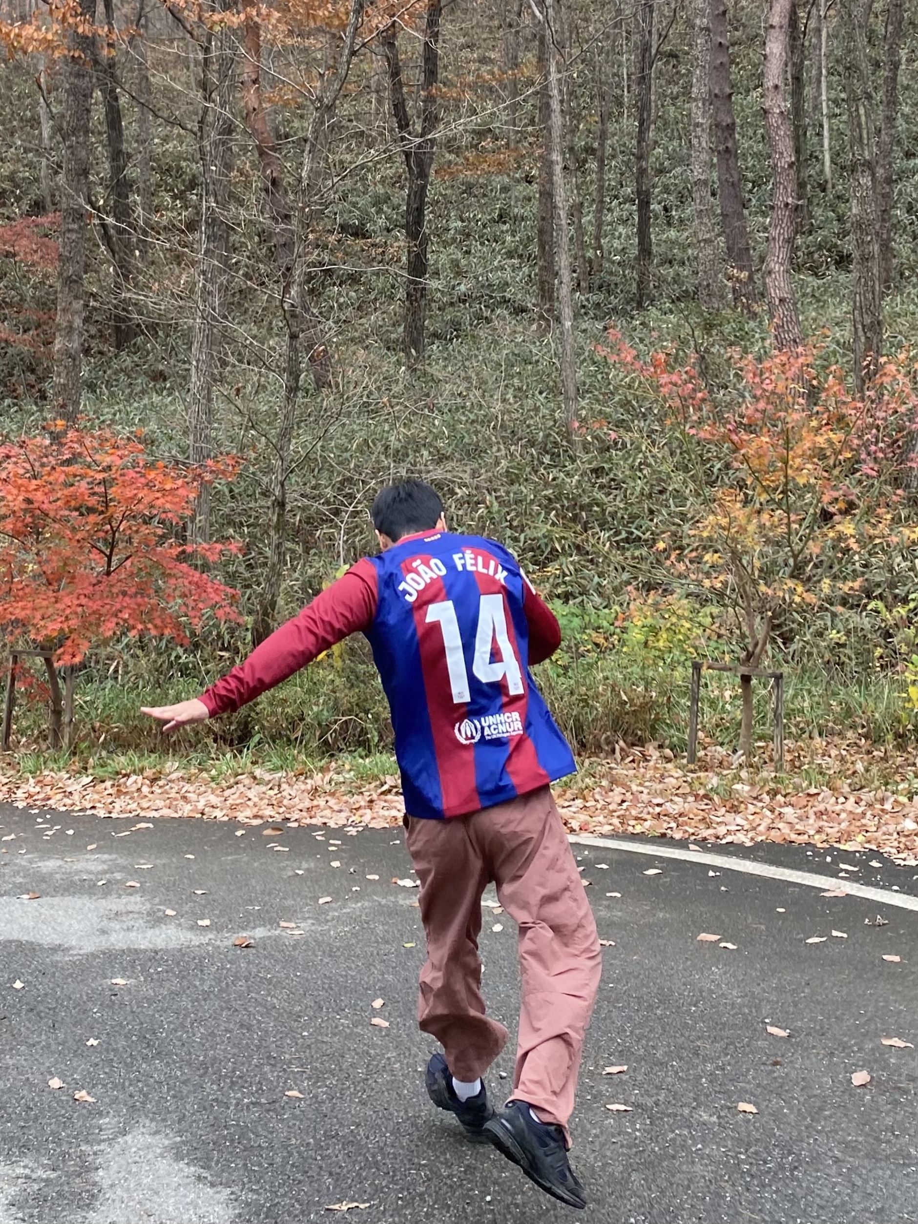 New Balance x JJJJound 990v4 Navy, Nike FC Barcelona 2023/24 Dri-Fit ADV Match Home Jersey Deep Royal Blue Noble Red (Non Marking Ver.) 착용 스타일 - 1