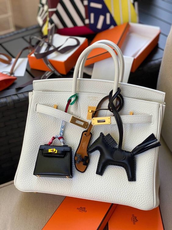Hermes Rodeo Pegase PM Charm Milo Swift & Sesame Noir Nata, Hermes Rodeo PM Charm Milo & Noir 착용 스타일 - 3