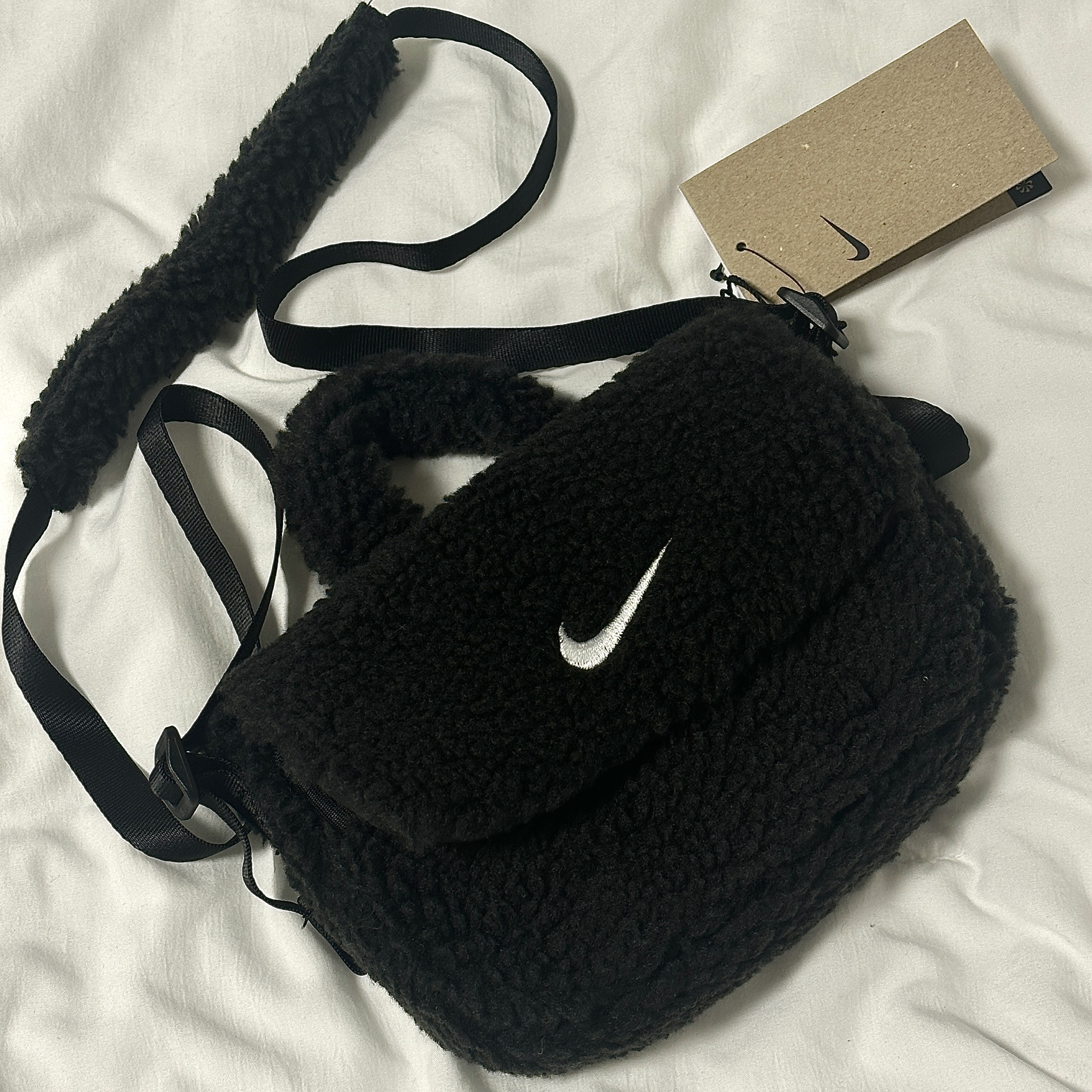 (Kids) Nike NSW Faux Fur Crossbody Bag Black 착용 스타일
