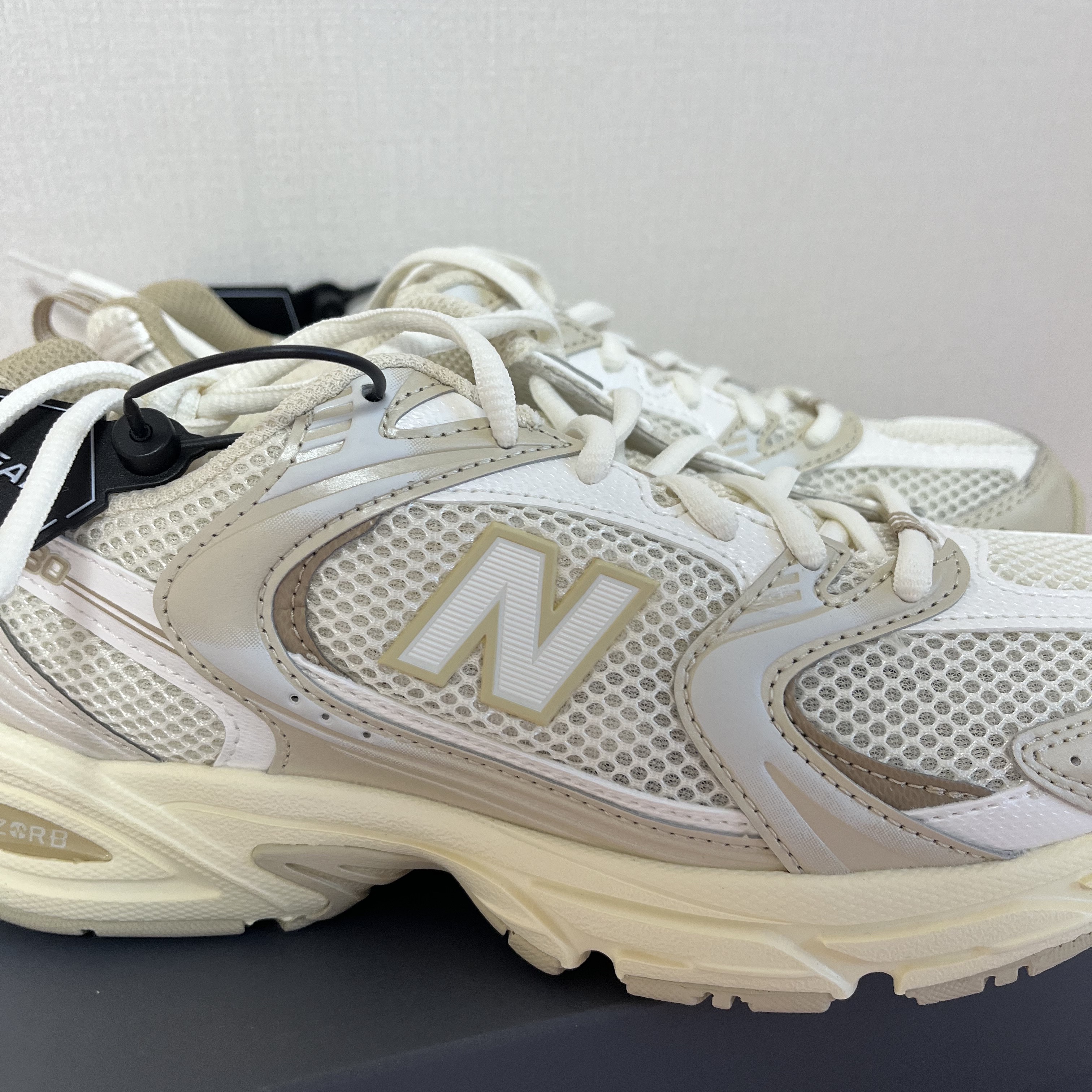 New Balance 530 Beige Angora 착용 스타일 - 2