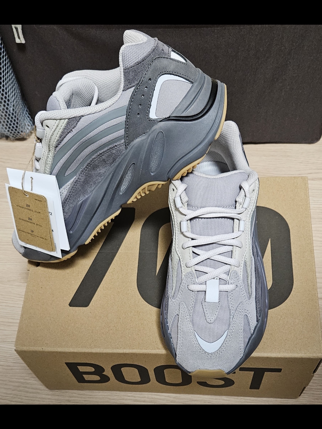 Adidas Yeezy Boost 700 V2 Tephra 2023 착용 스타일 - 1