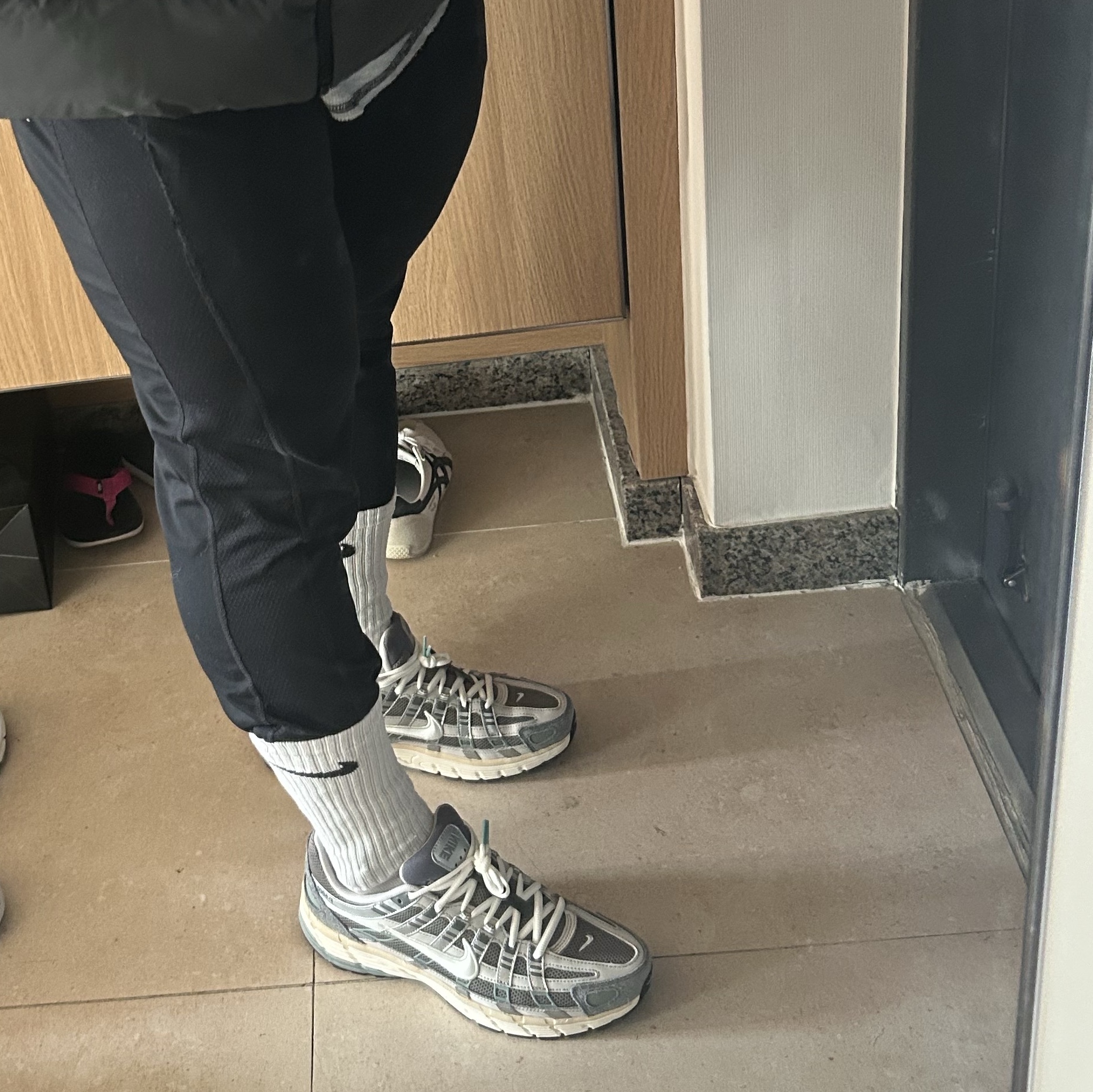 Nike P-6000 Flat Pewter Light Iron Ore 착용 스타일
