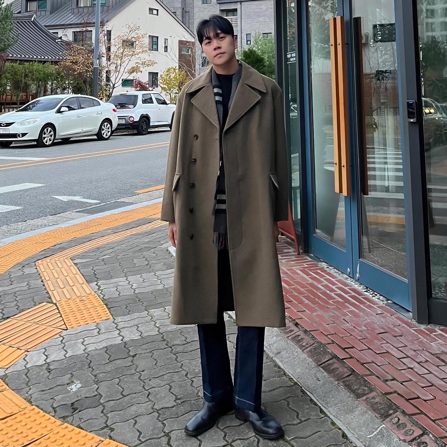 Burberry Check Cashmere Muffler Charcoal 착용 스타일 - 1