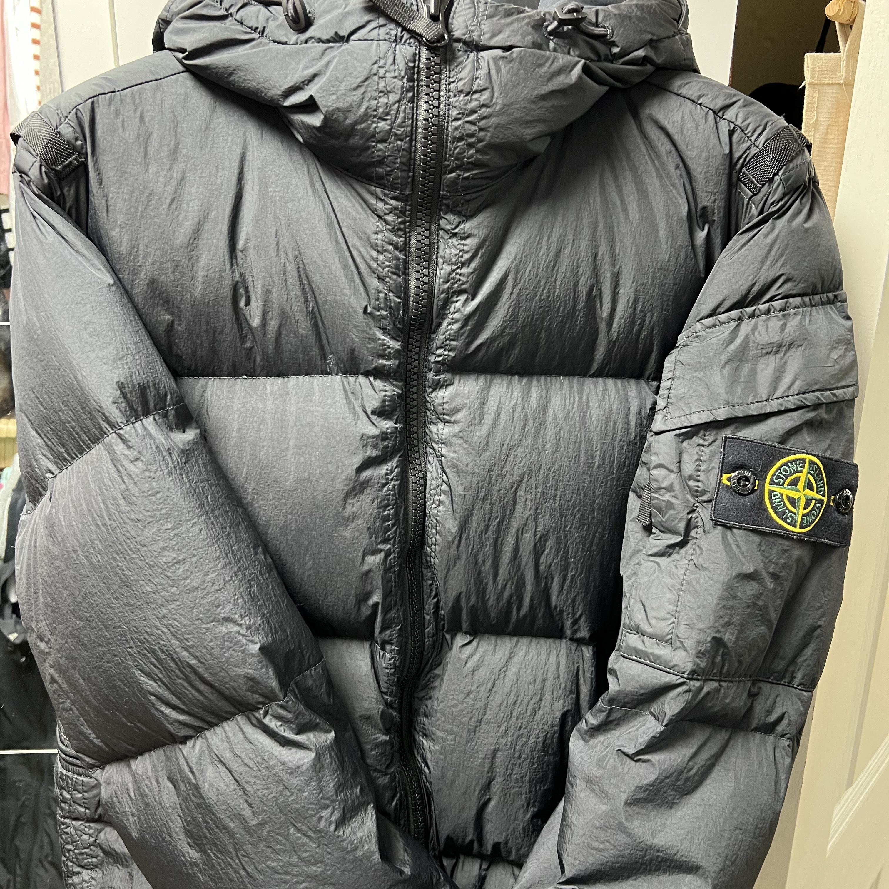 Stone Island 40223 Garment Dyed Crinkle Reps Down Jacket Black - 22FW 착용 스타일