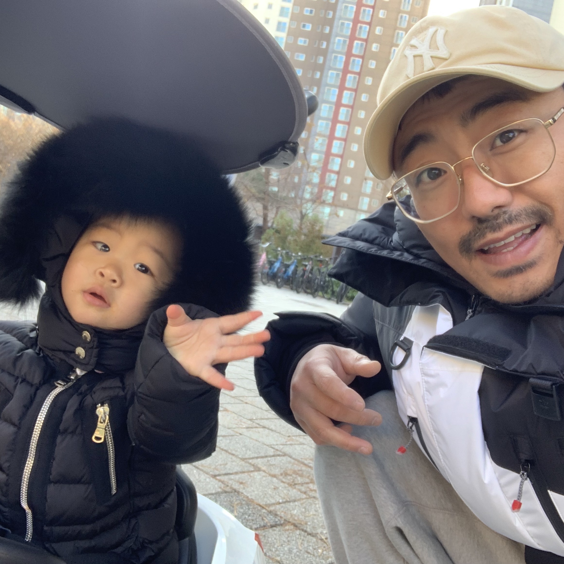 Nike x Travis Scott SB Dunk Low, Supreme x The North Face S Logo Summit Series Himalayan Parka Black - 20FW 착용 스타일 - 2