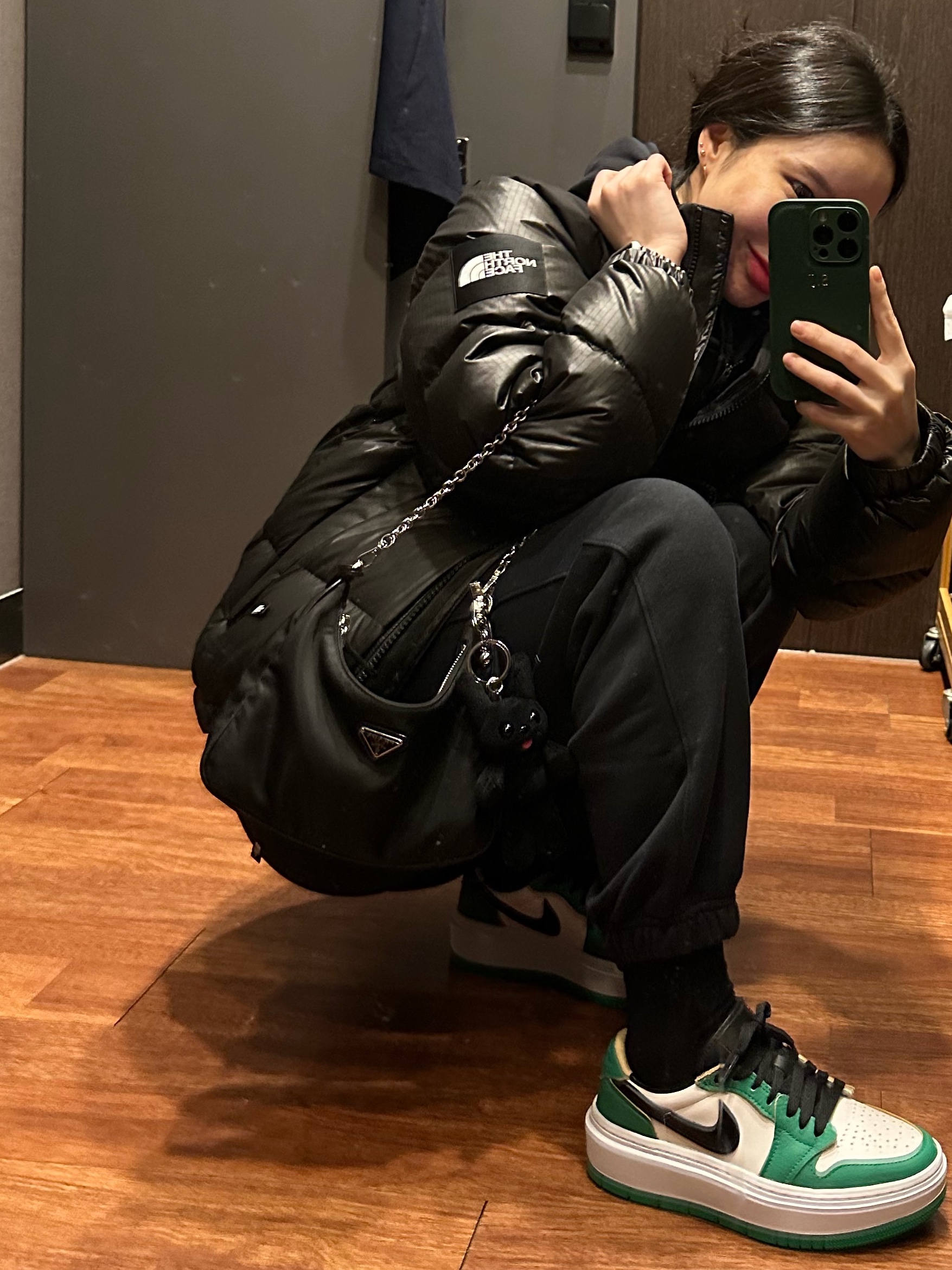(W) Jordan 1 Elevate Low SE Lucky Green, Prada Re-Edition 2005 Re-Nylon Shoulder Bag Black 착용 스타일