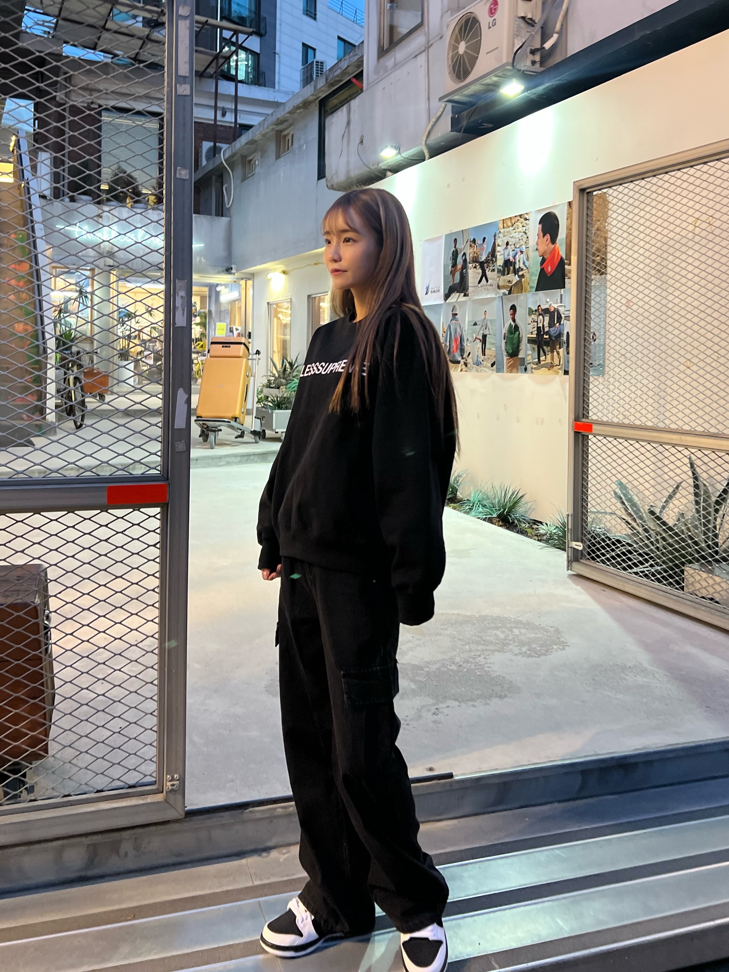 Supreme x Bless Crewneck Black - 23FW, Nike x Tightbooth SB Dunk Low Pro Black and White 착용 스타일 - 1
