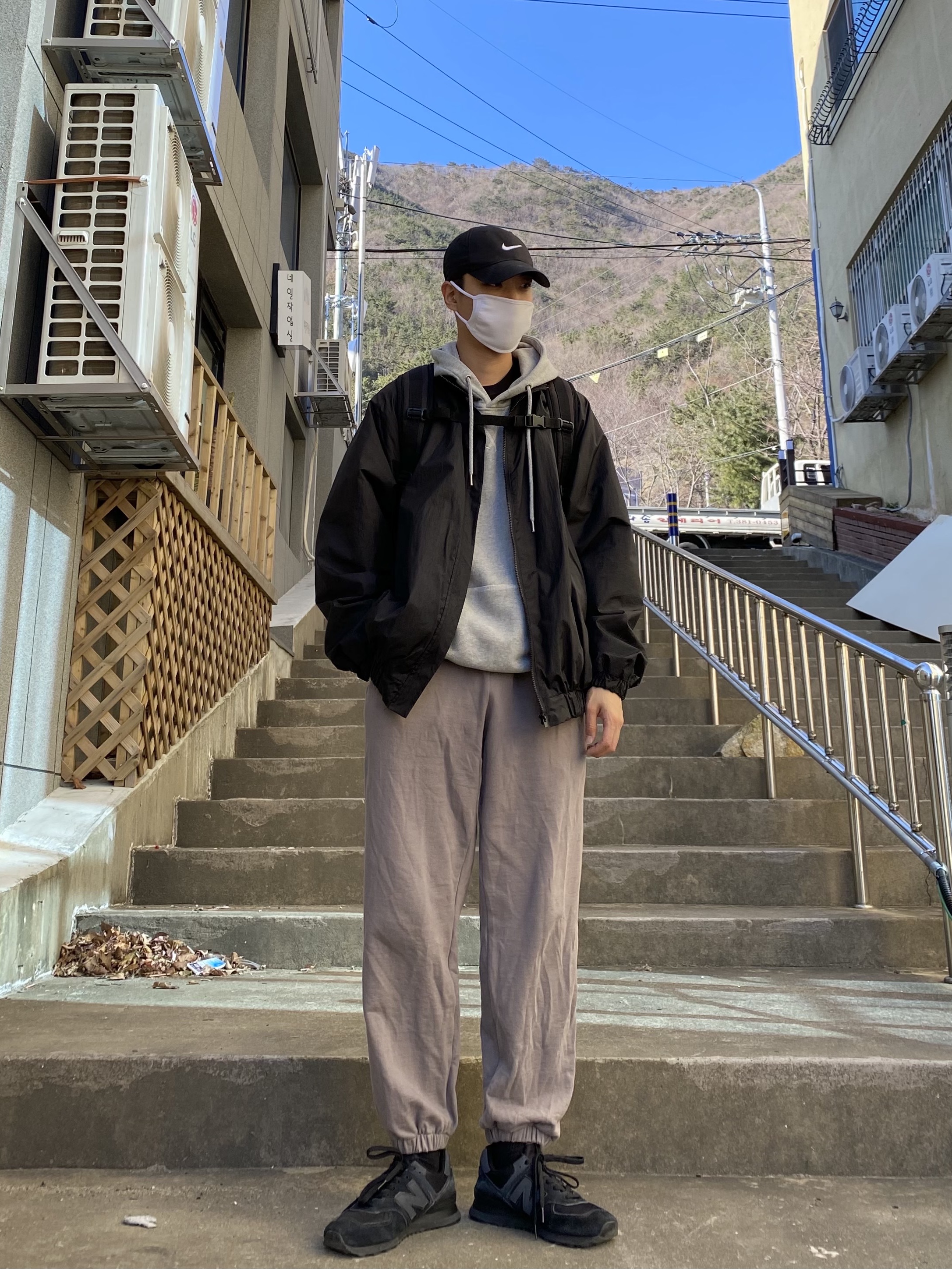 New Balance 574 Triple Black 착용 스타일