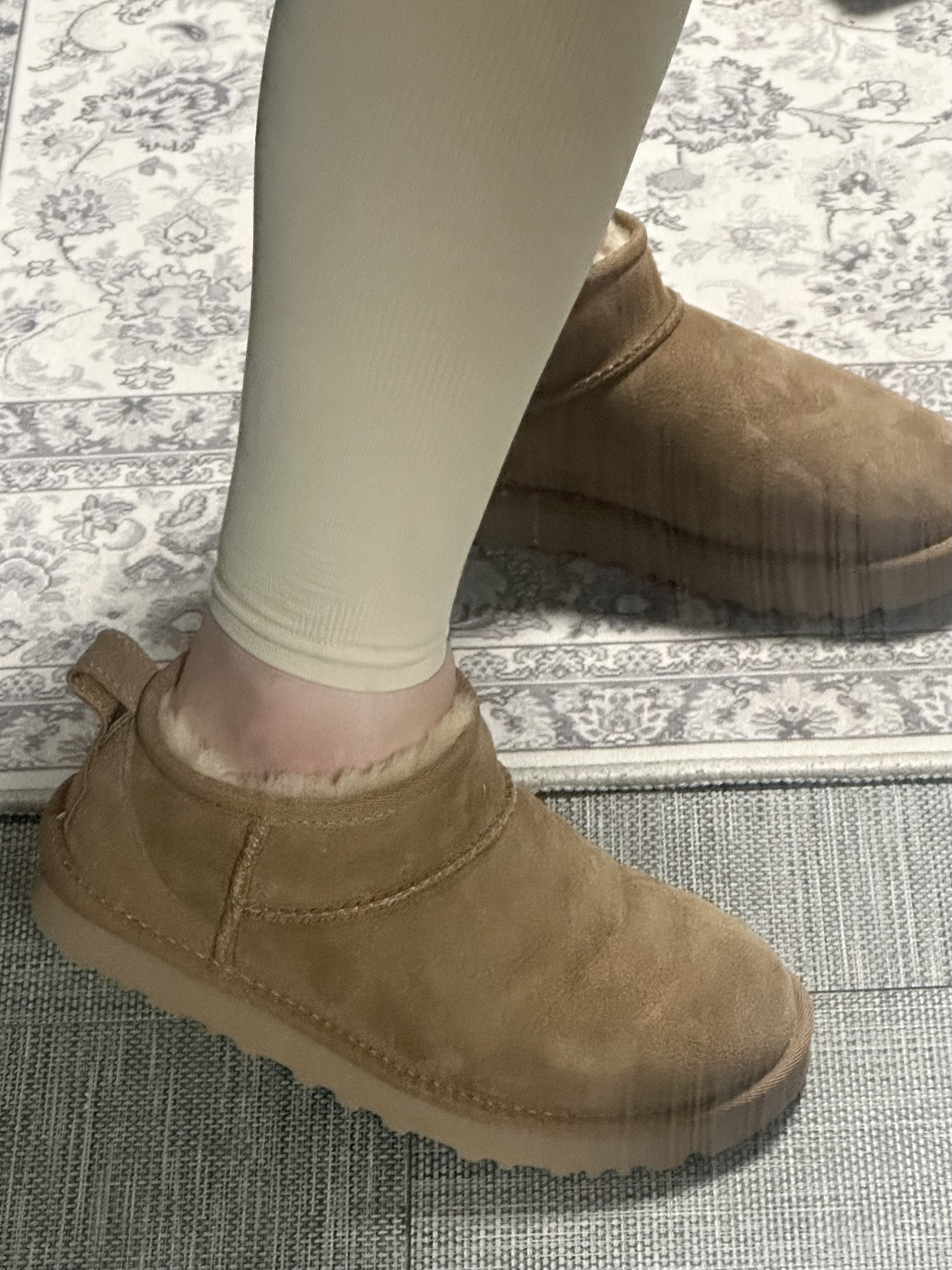 (W) UGG Classic Ultra Mini Boots Chestnut 착용 스타일 - 1