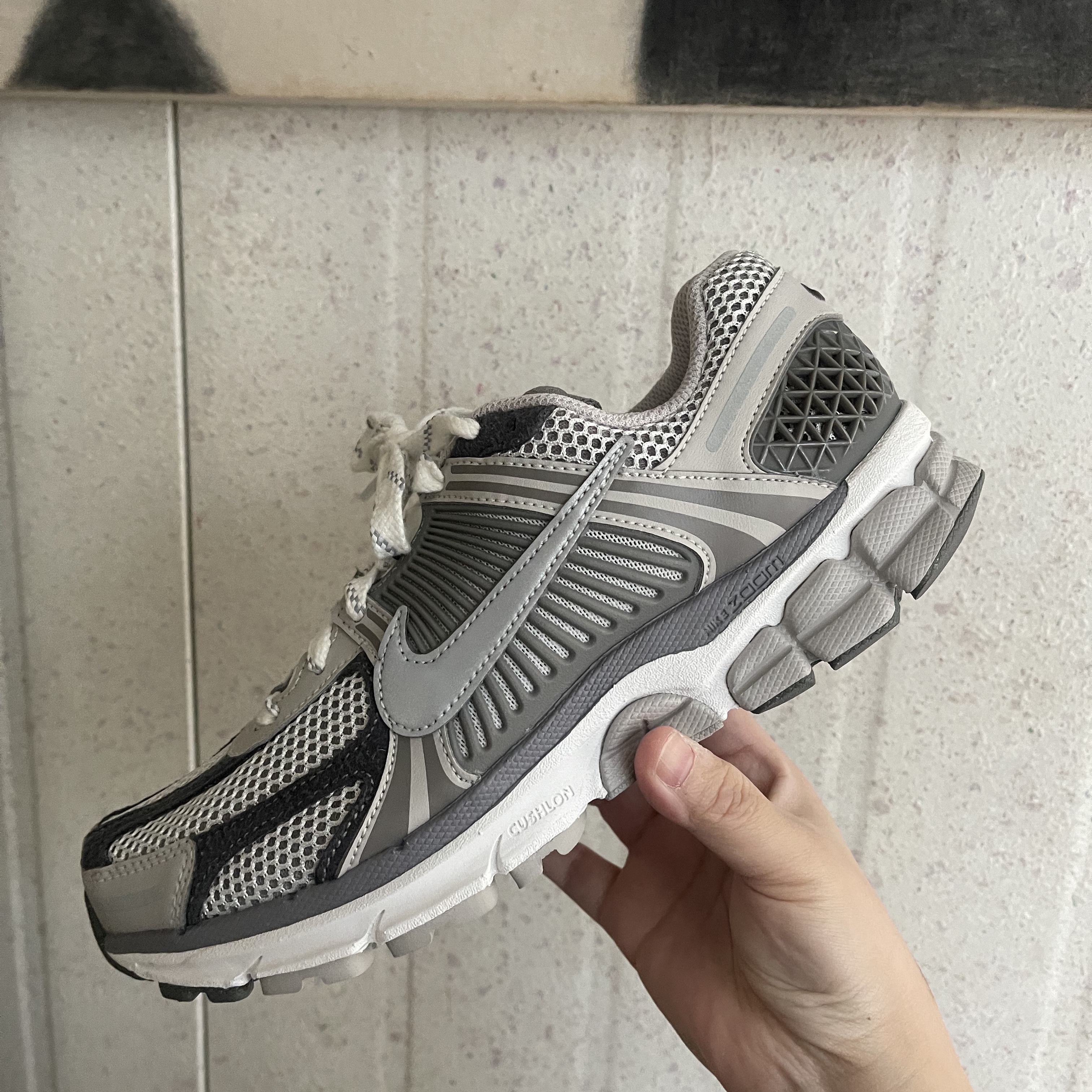Nike Zoom Vomero 5 PRM Light Iron Ore and Flat Fewter 착용 스타일