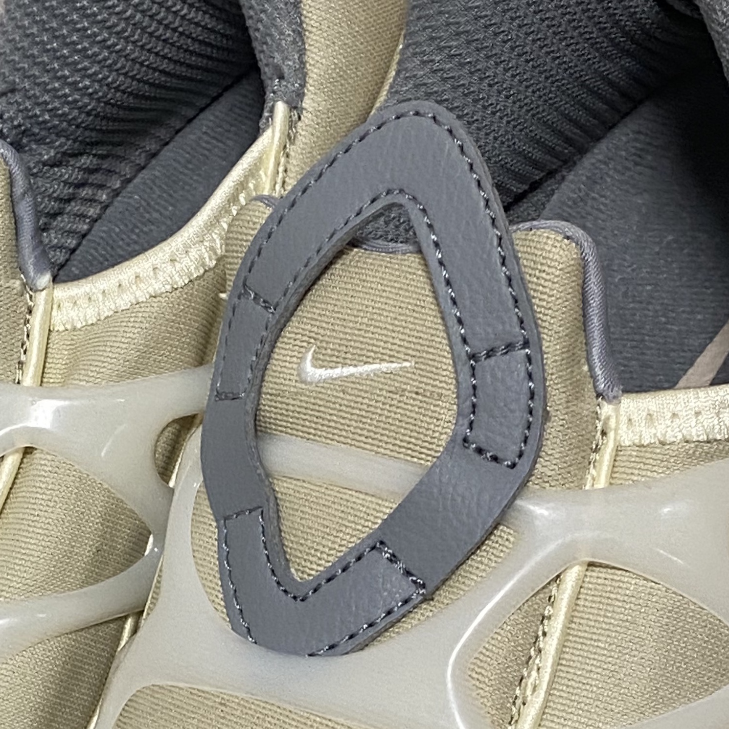 Nike Air Kukini Rattan and Particle Grey 착용 스타일 - 3