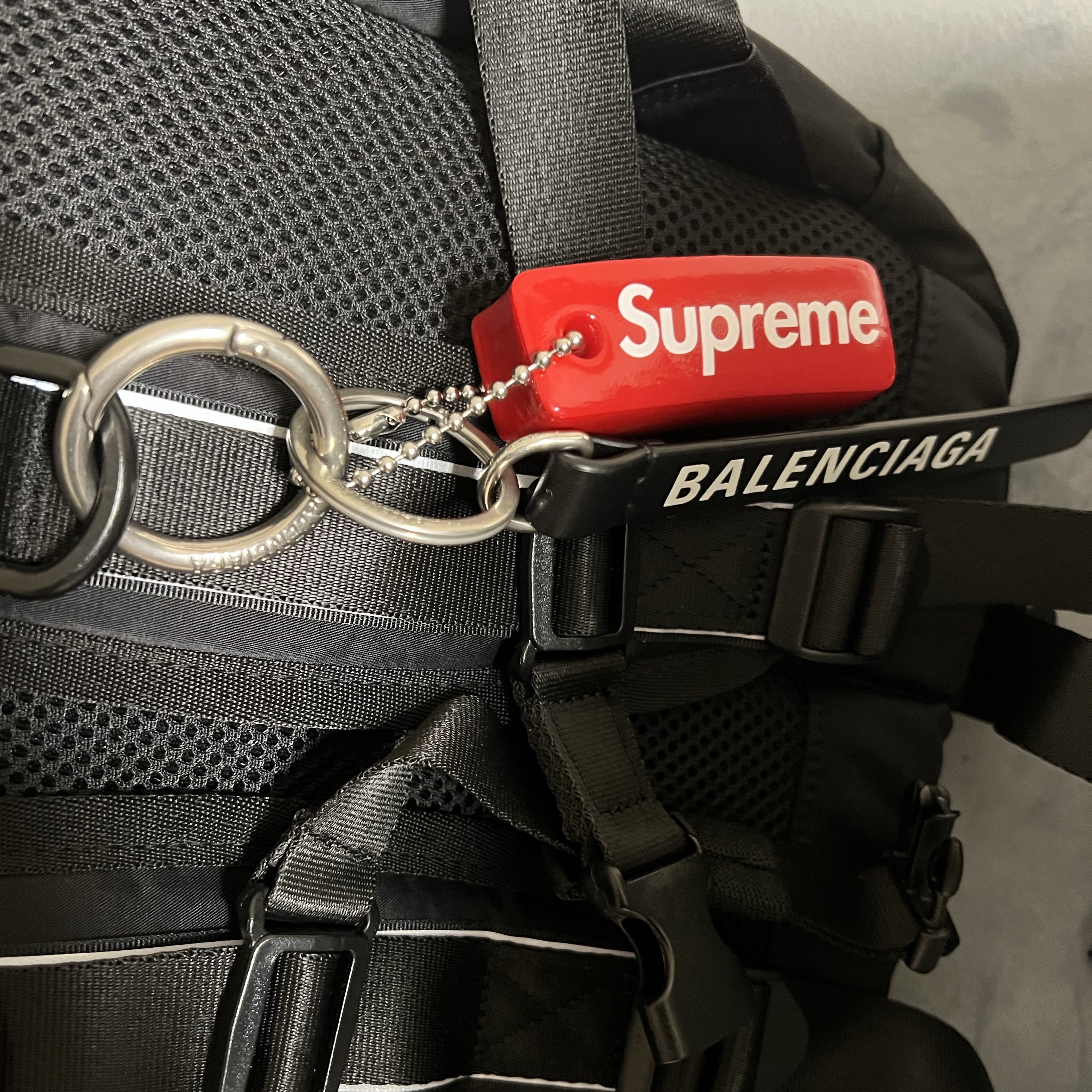 Supreme Floating Keychain Red - 23FW, Balenciaga Everyday Keyring Black 착용 스타일