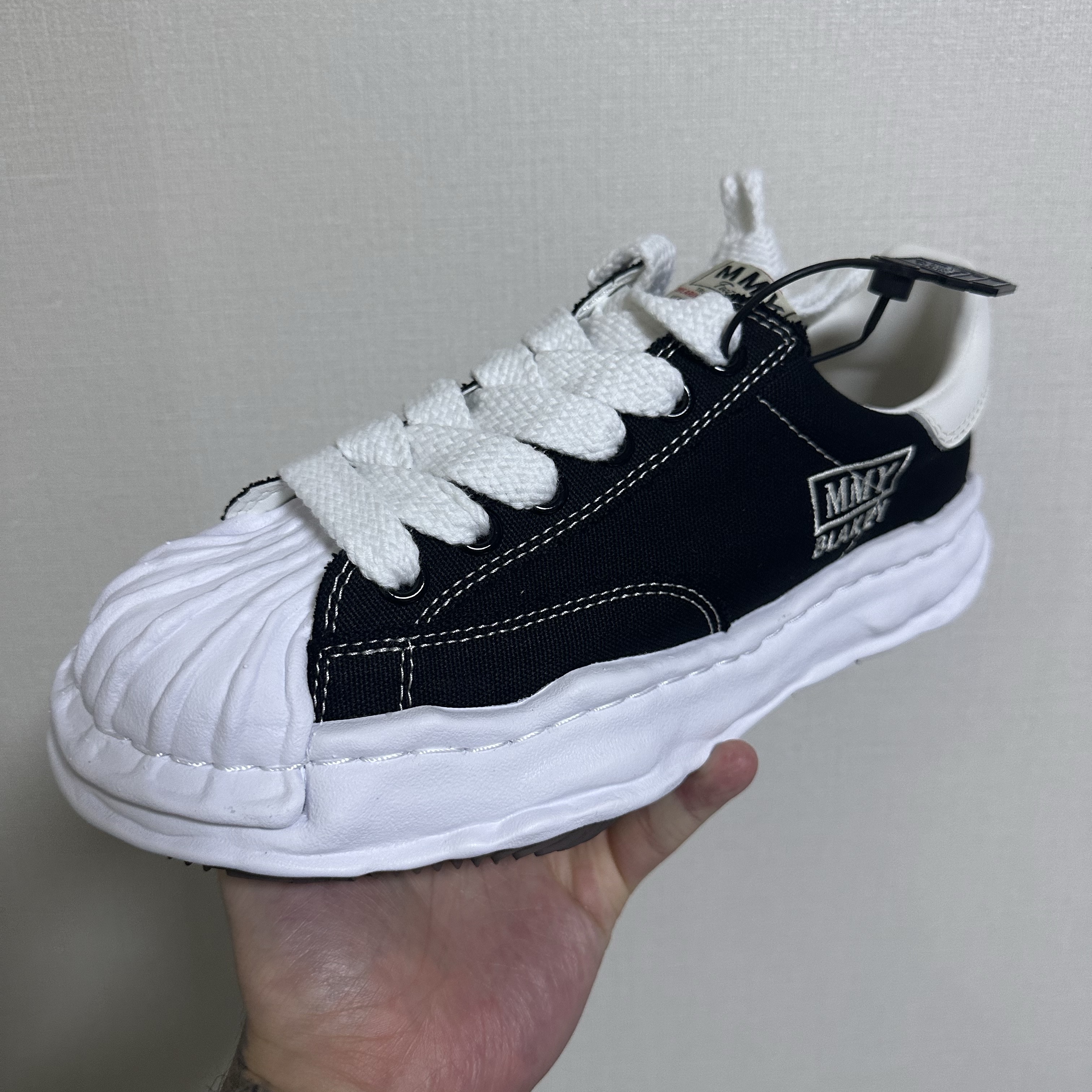 Maison Mihara Yasuhiro Blakey OG Sole Canvas Low-top Sneakers Black White 착용 스타일