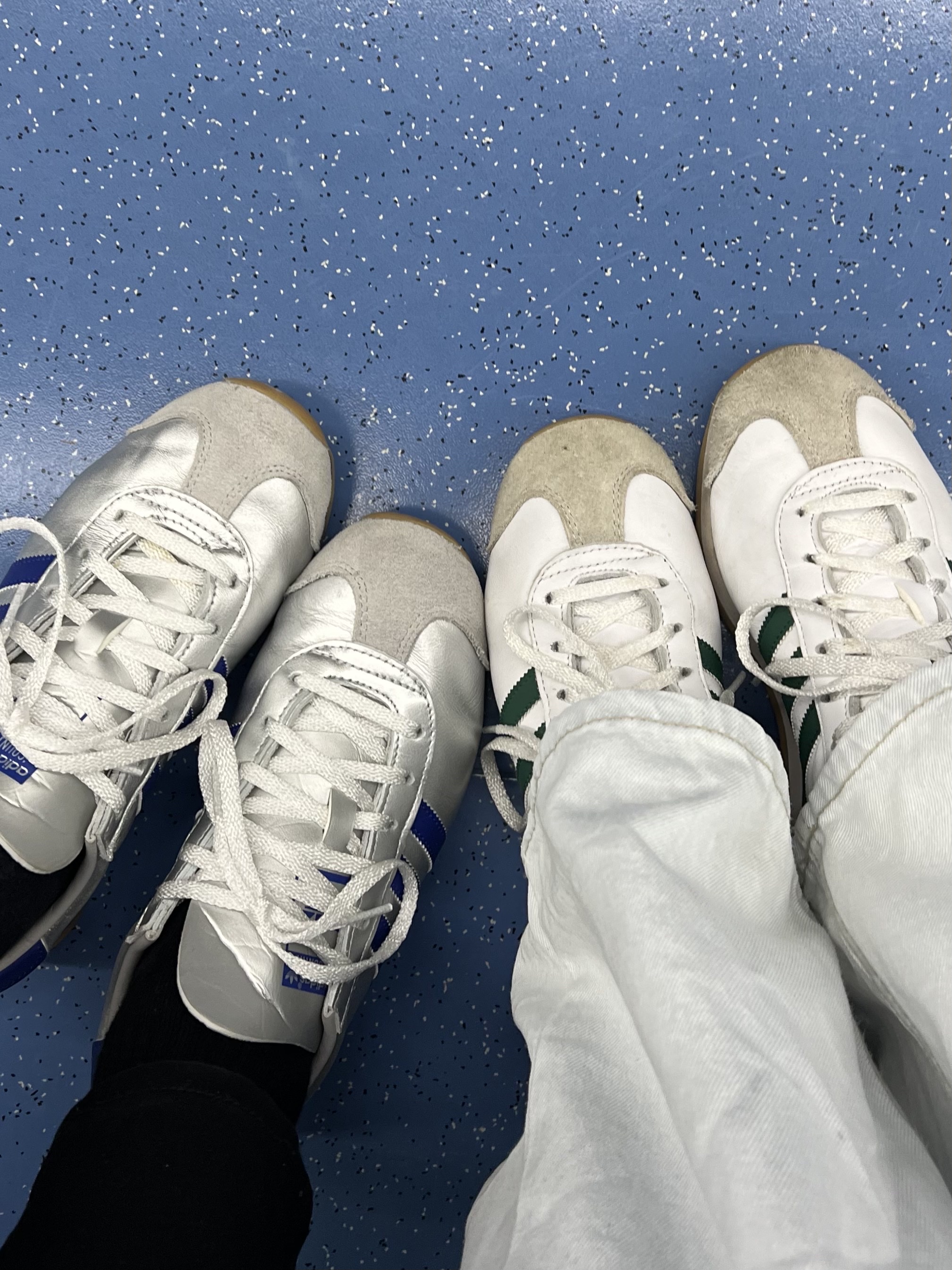 Adidas Country OG Matte Silver Bright Blue, Adidas Country OG Cloud White Collegiate Green 착용 스타일 - 2