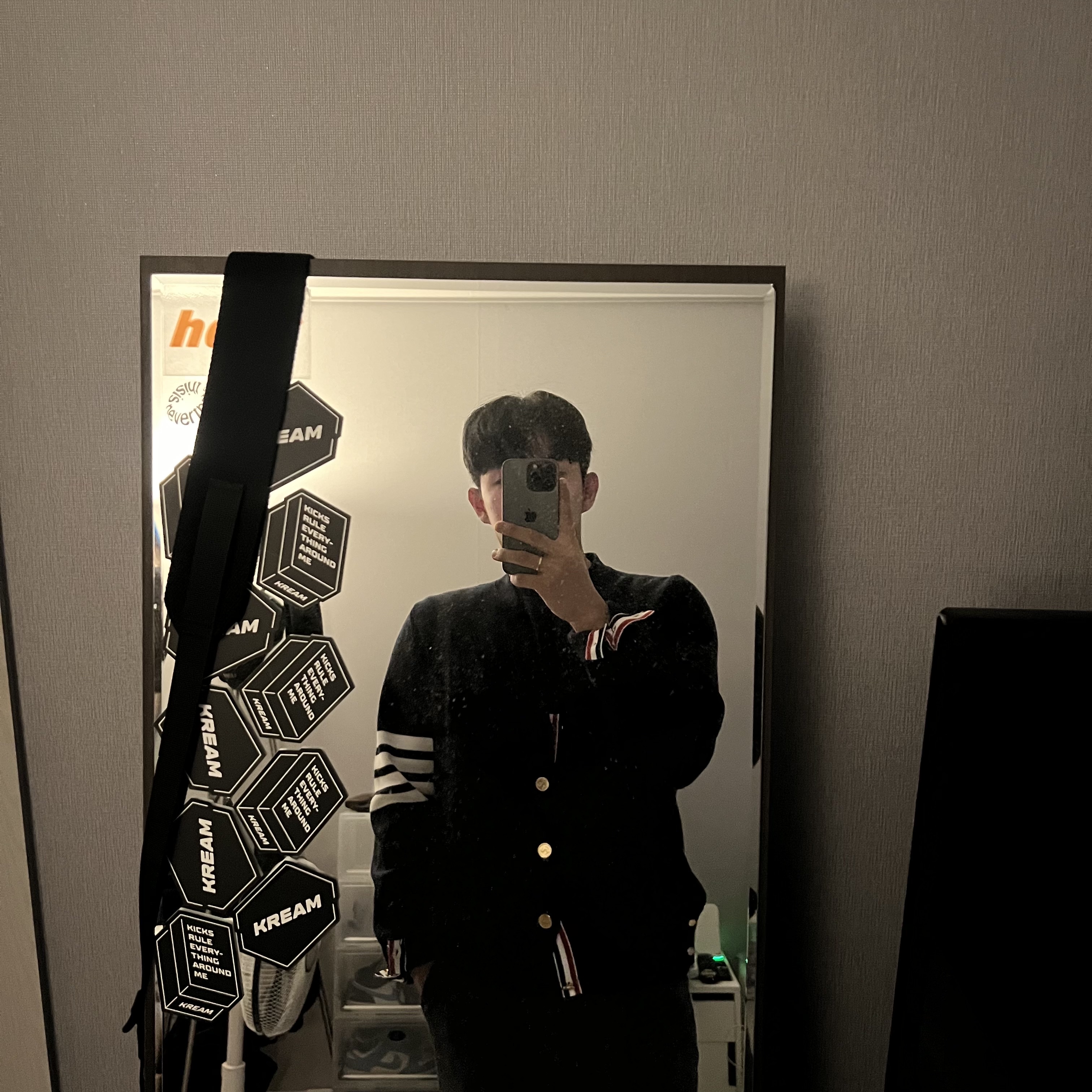 Thom Browne Milano Stitch 4-Bar Cardigan Navy, Acne Studios Arvel Crossbody Face Bag Black 착용 스타일