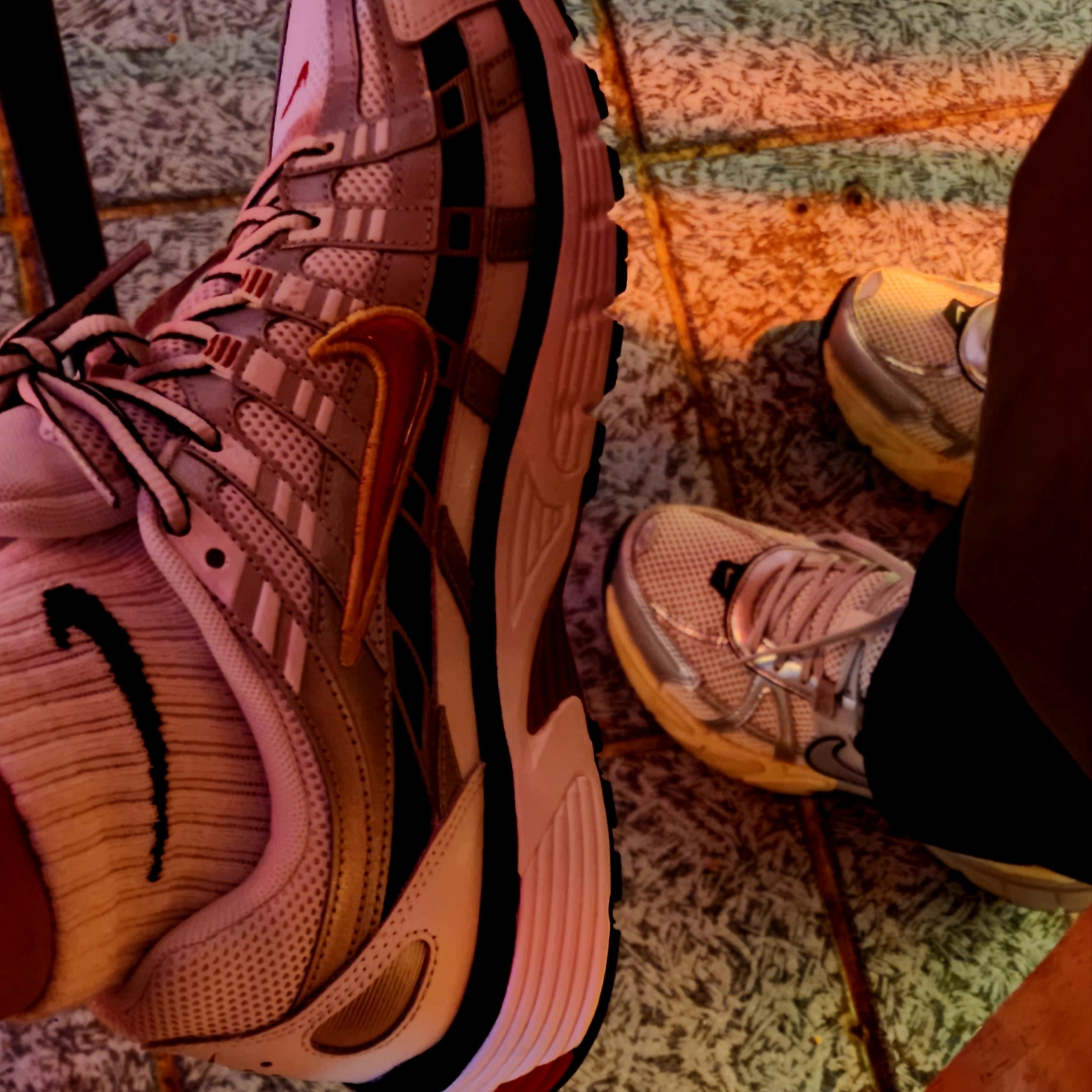 (W) Nike P-6000 Metallic Silver Red, Nike V2K Run Summit White Metallic Silver 착용 스타일