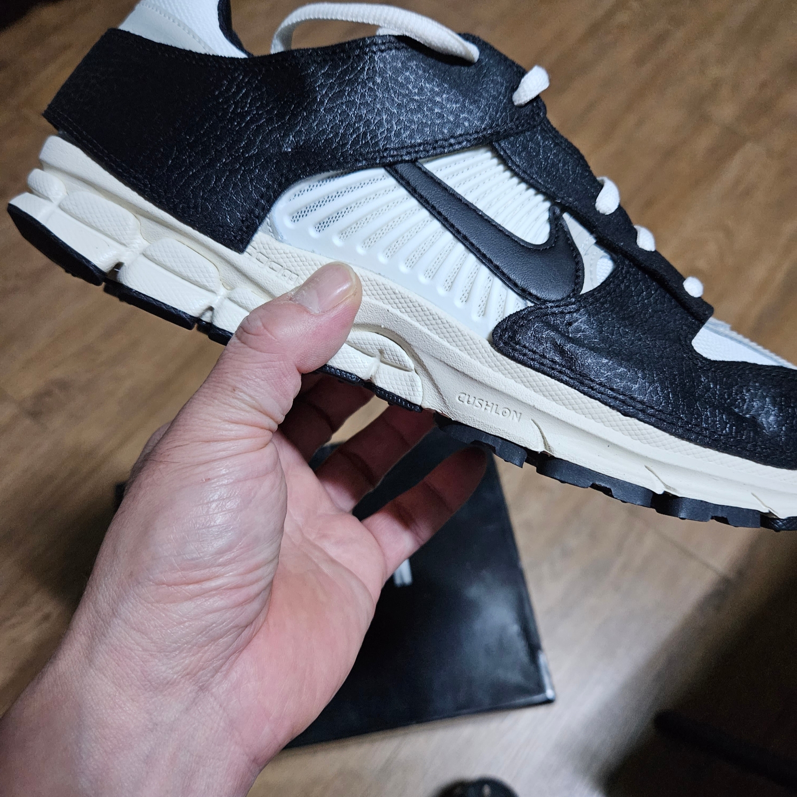 (W) Nike Zoom Vomero 5 Wolf Grey and Black 착용 스타일 - 2