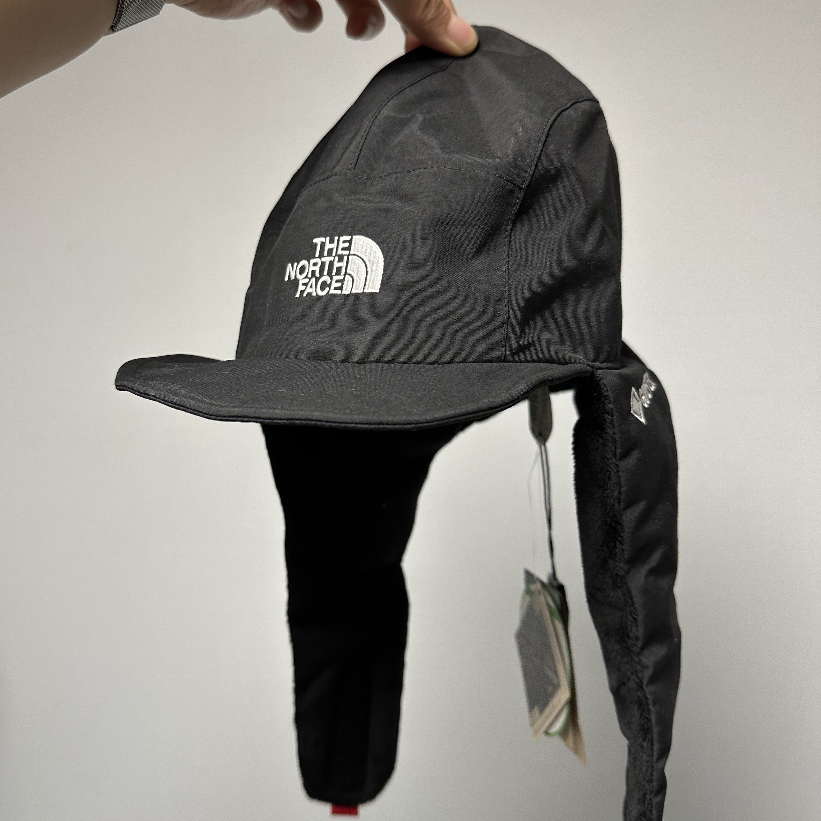 The North Face Gore-Tex Earmuff Cap Black 착용 스타일 - 1