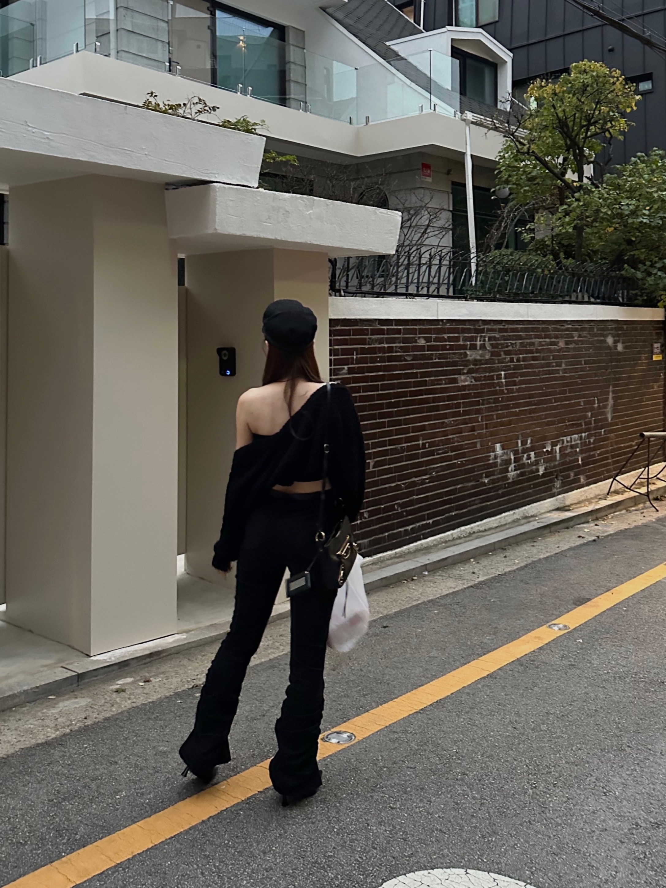 Balenciaga Le Cagole XS Flap Bag in Arena Lambskin Black 착용 스타일 - 2