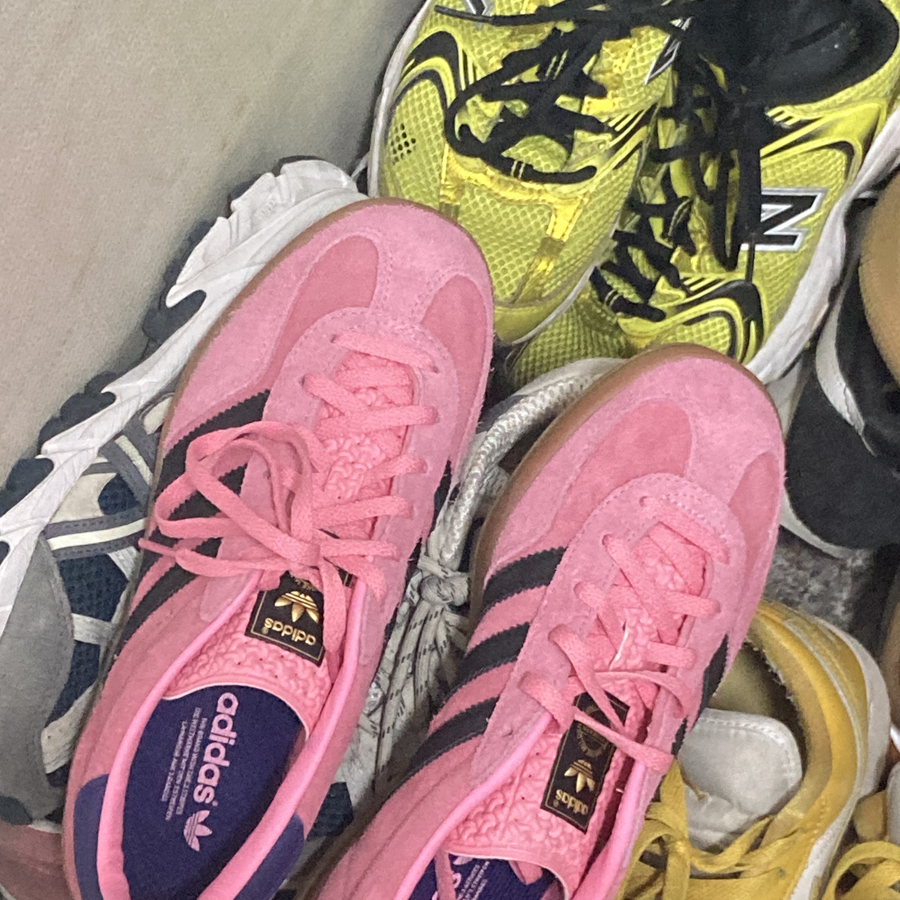 (W) Adidas Gazelle Indoor Bliss Pink, (GS) Jordan 1 Low Pollen 착용 스타일