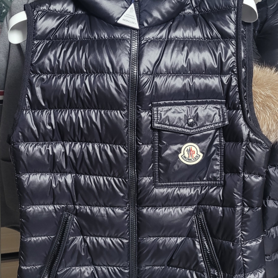 (W) Moncler Glygos Down Vest Black - 23SS 착용 스타일