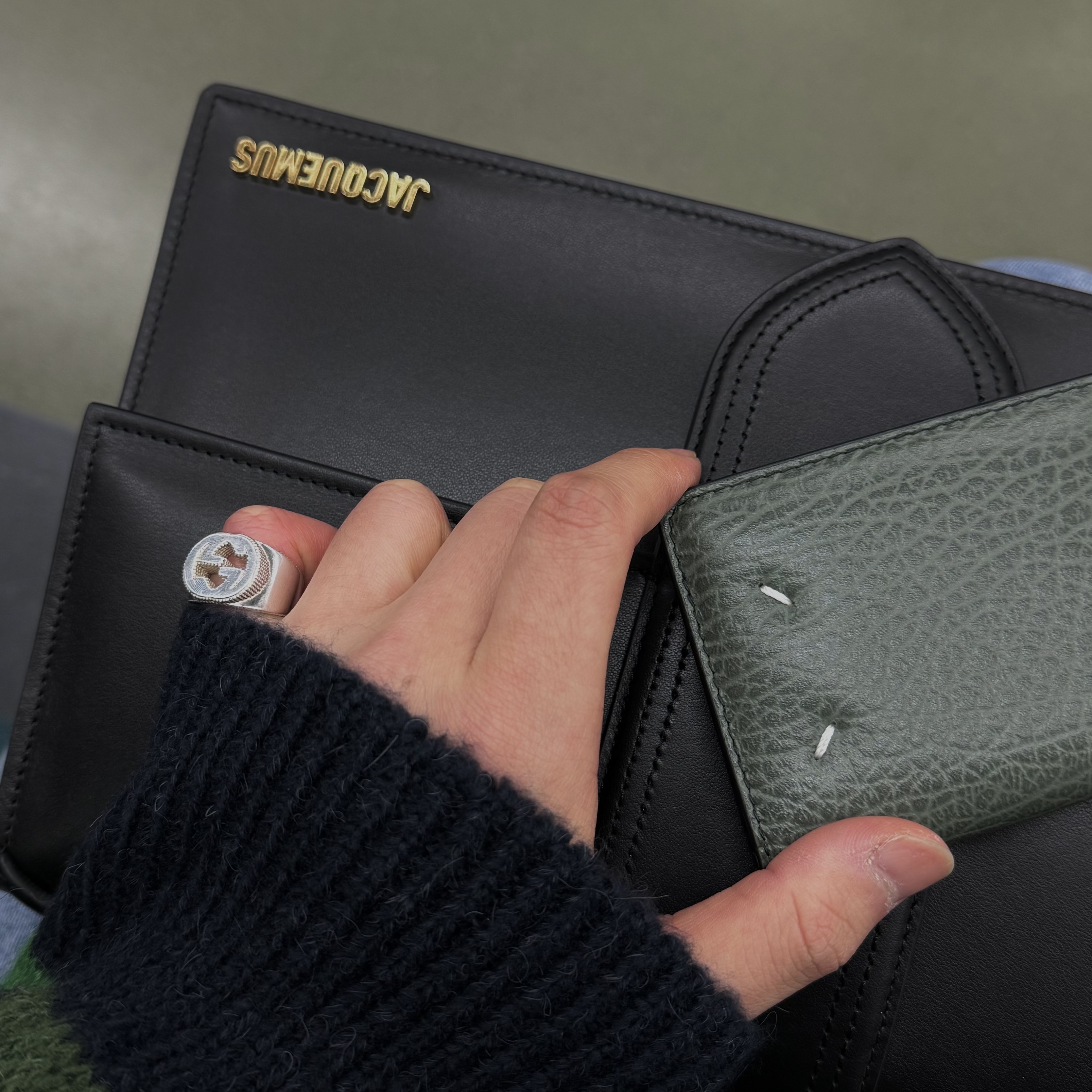 Maison Margiela Keyring Wallet Military Green 착용 스타일