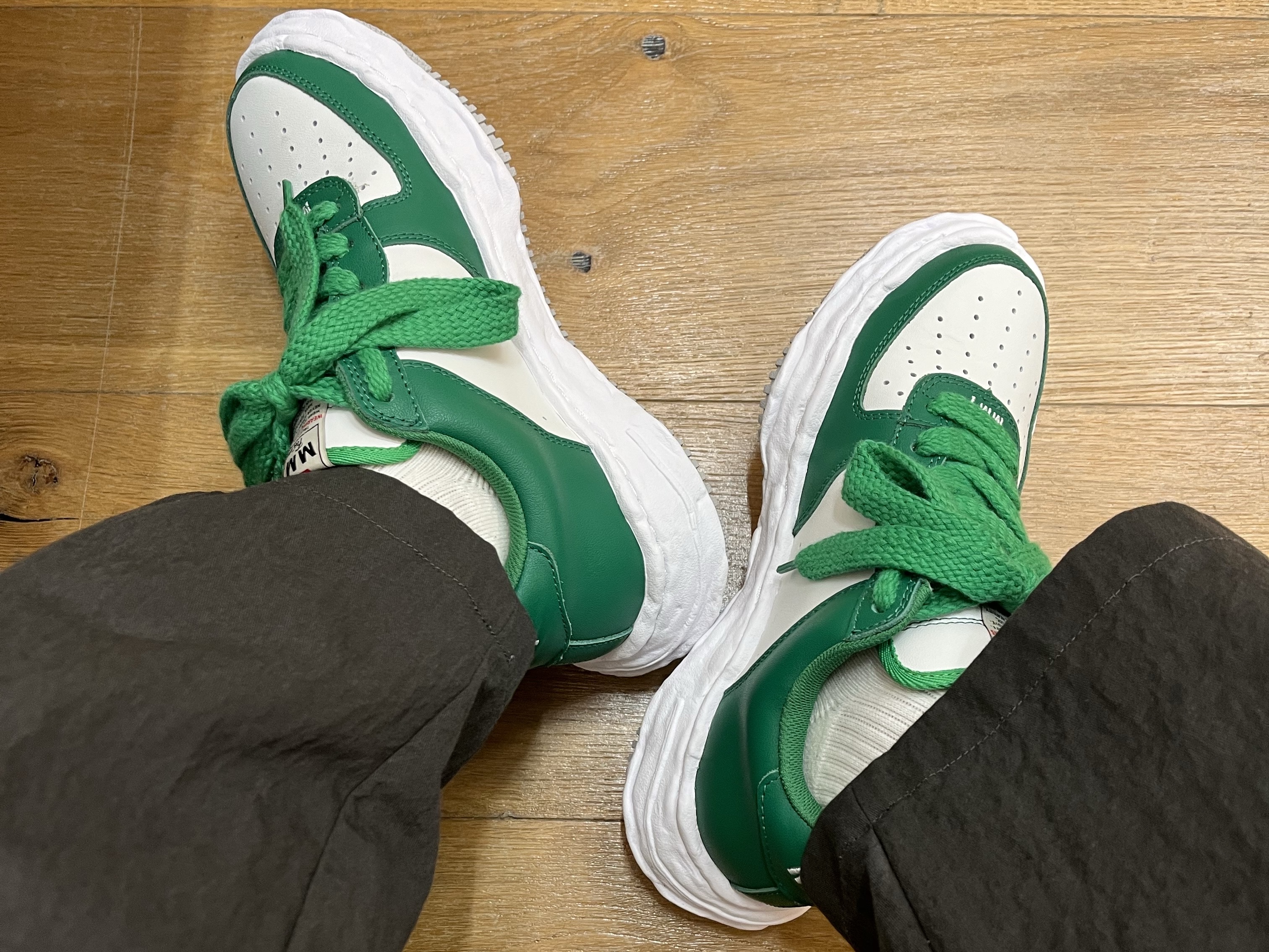 Maison Mihara Yasuhiro Wayne OG Sole Leather Low-top Sneakers Green White 착용 스타일