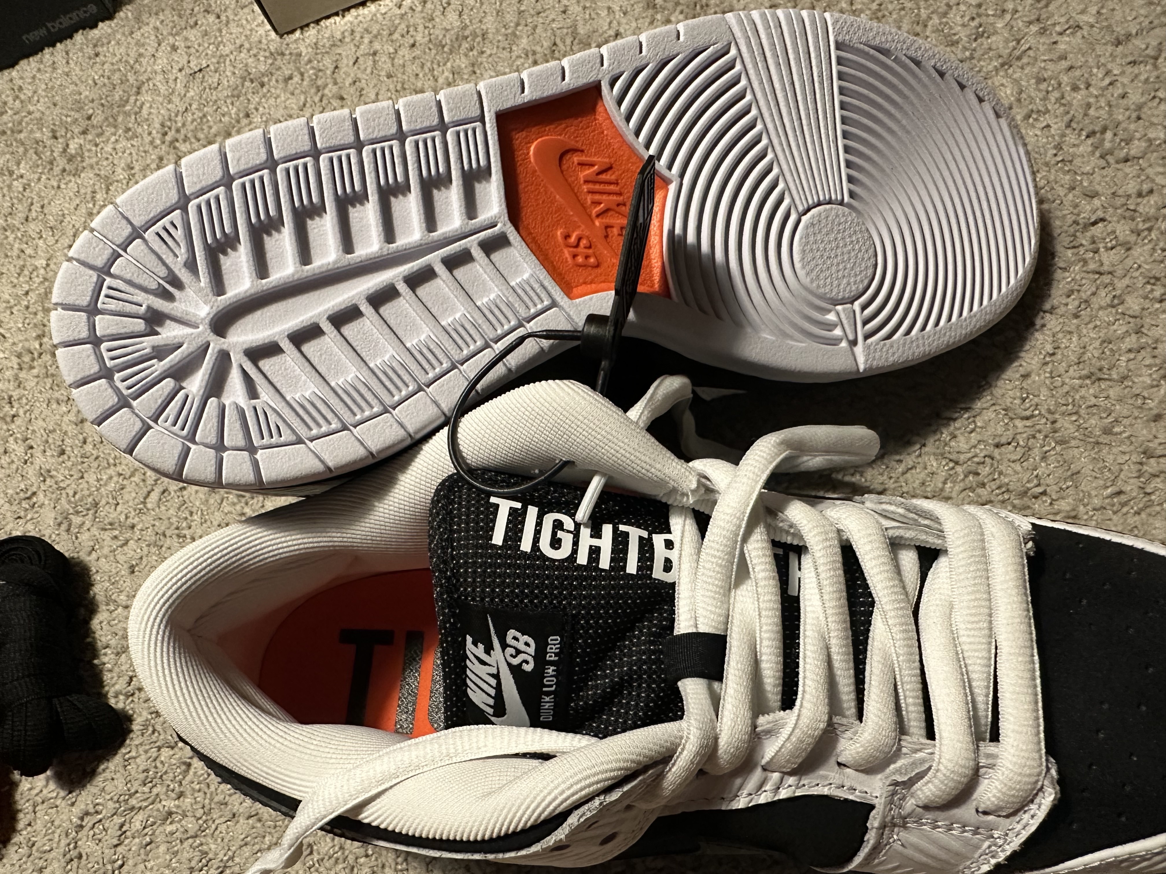 Nike x Tightbooth SB Dunk Low Pro Black and White 착용 스타일 - 5