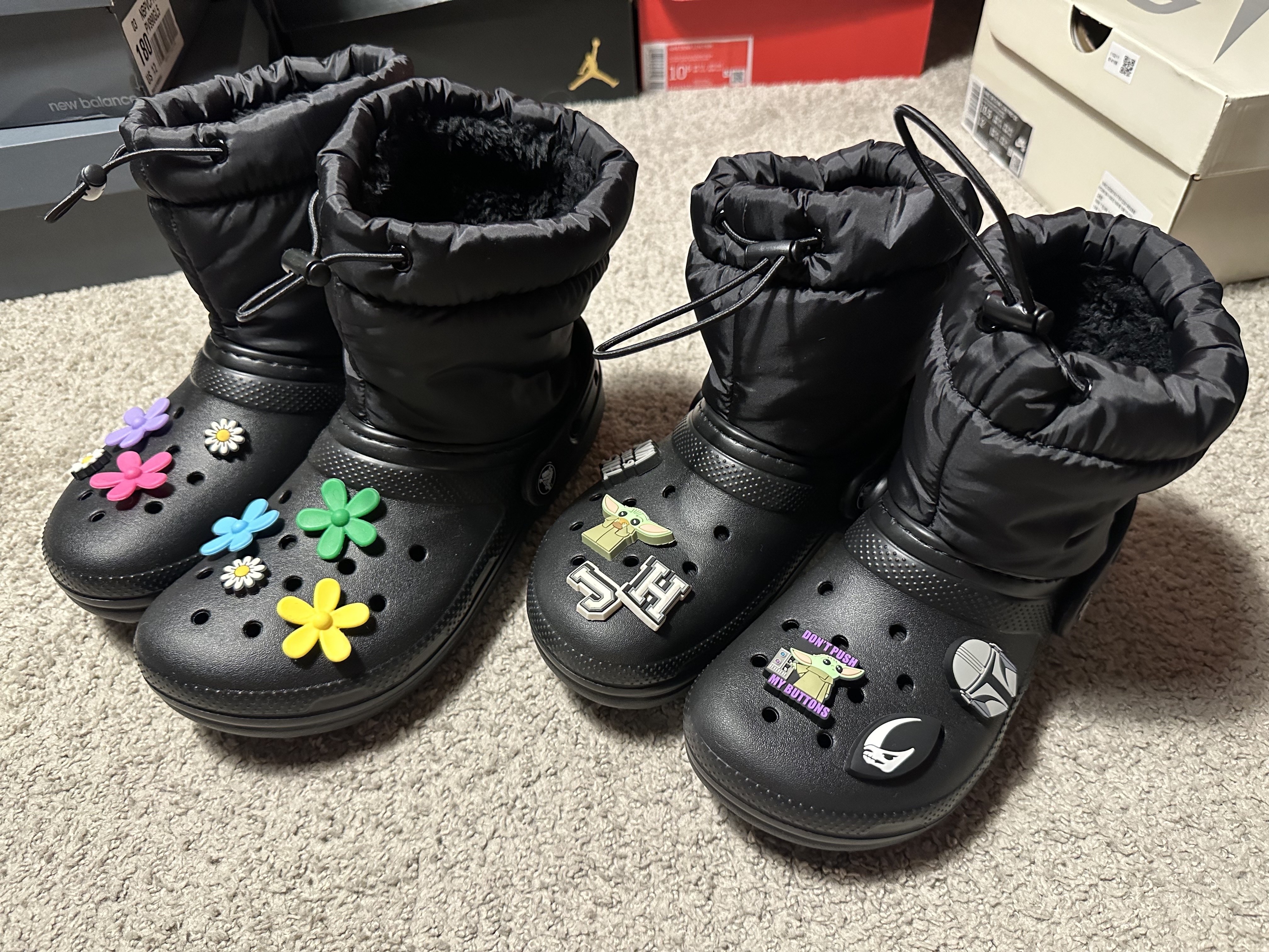 (Kids) Crocs Classic Lined Neo Puff Boot Black 착용 스타일 - 1