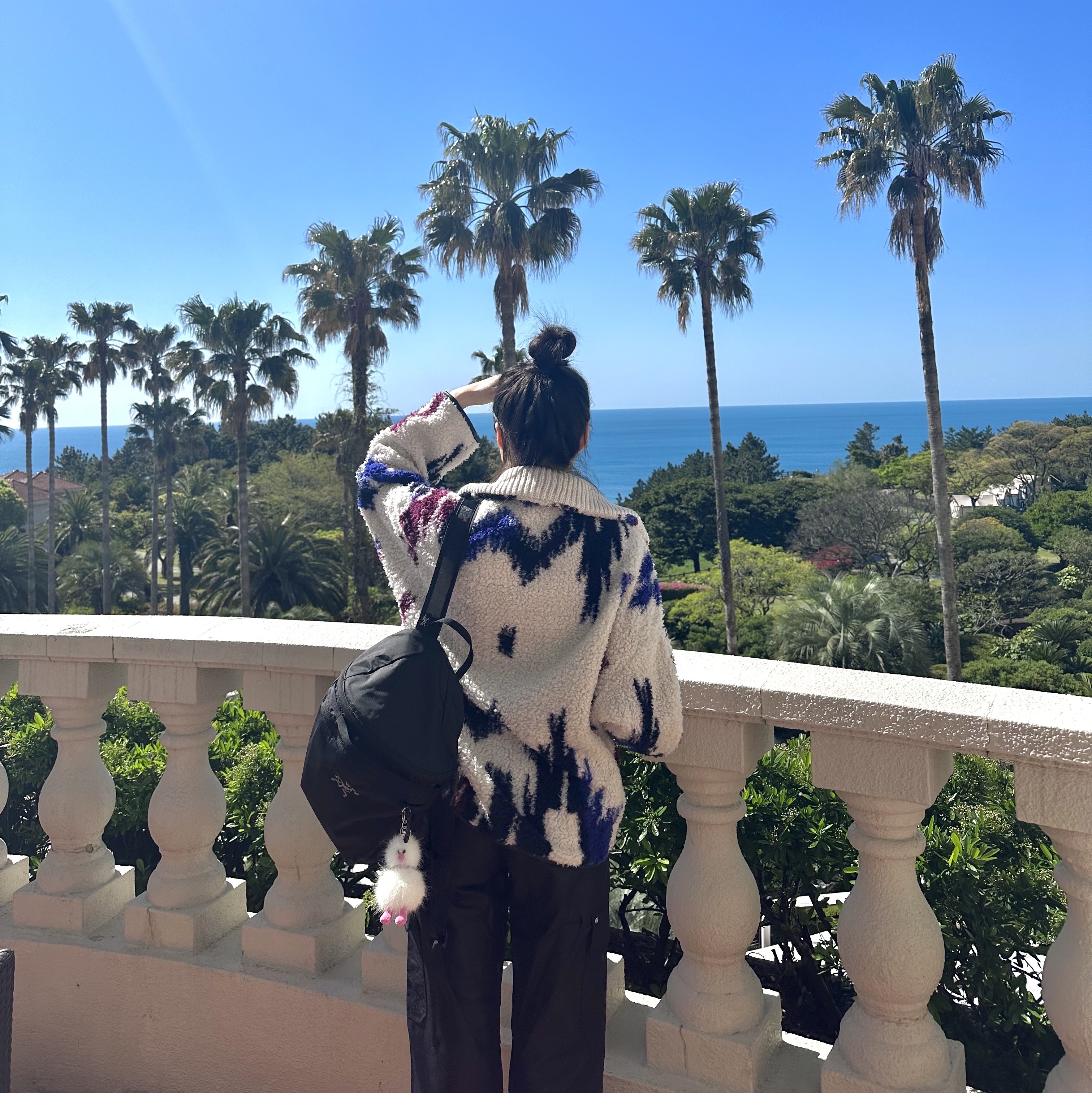 Arc'teryx Heliad 15 Backpack Black, Cosymosy Mini Bird Keyring White 착용 스타일 - 3