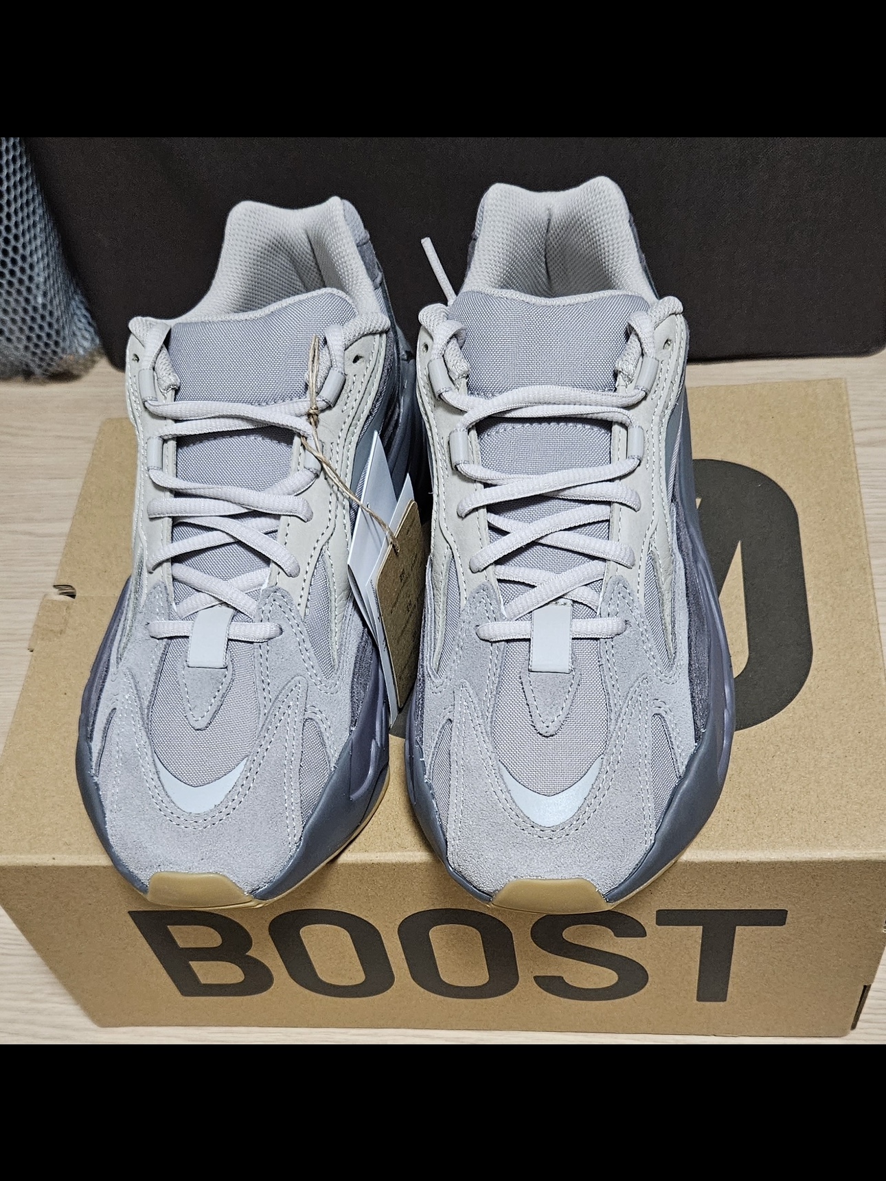 Adidas Yeezy Boost 700 V2 Tephra 2023 착용 스타일 - 2