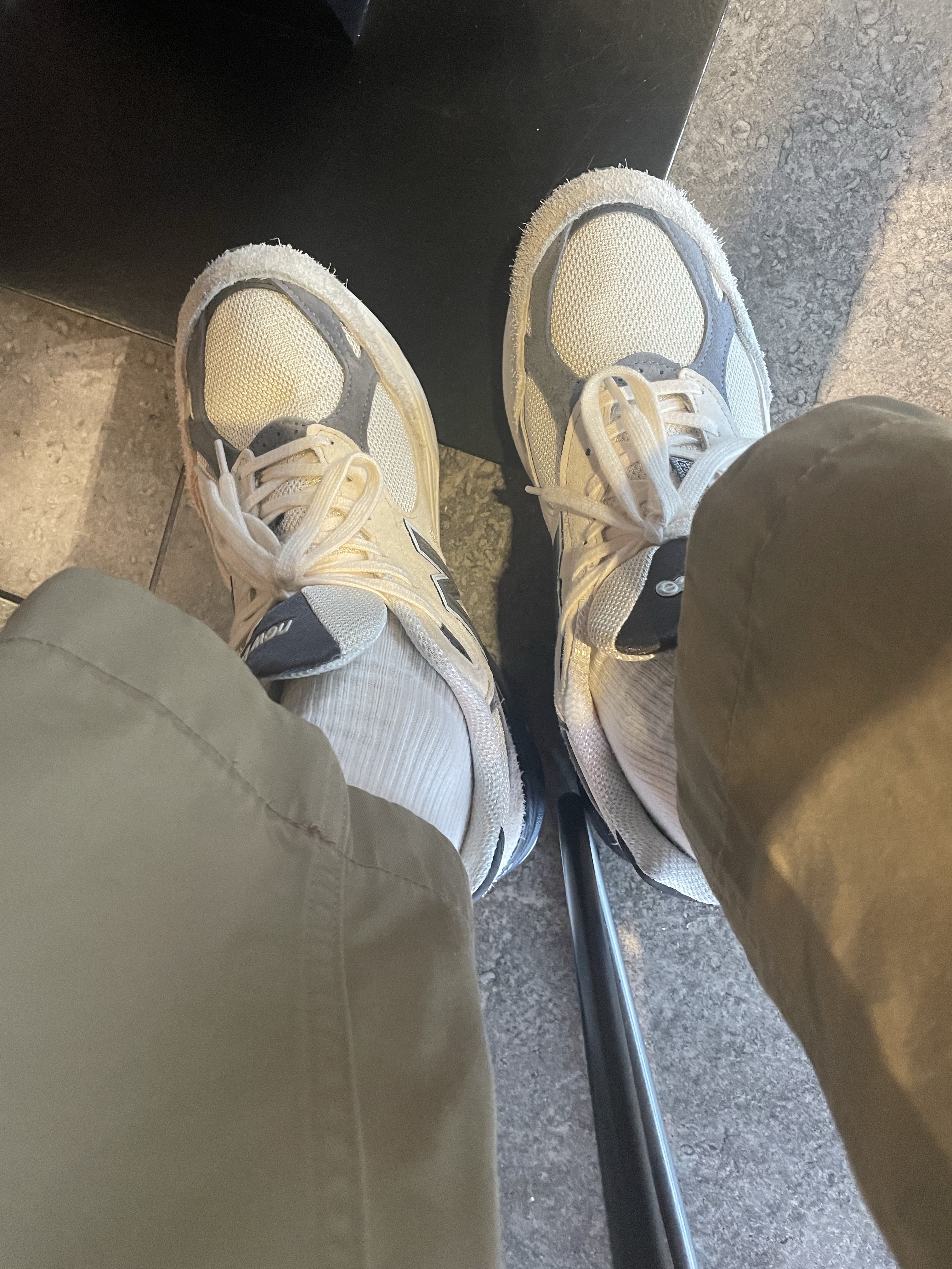 New Balance 990v3 Made in USA Moonbeam Macadamia Nut 착용 스타일