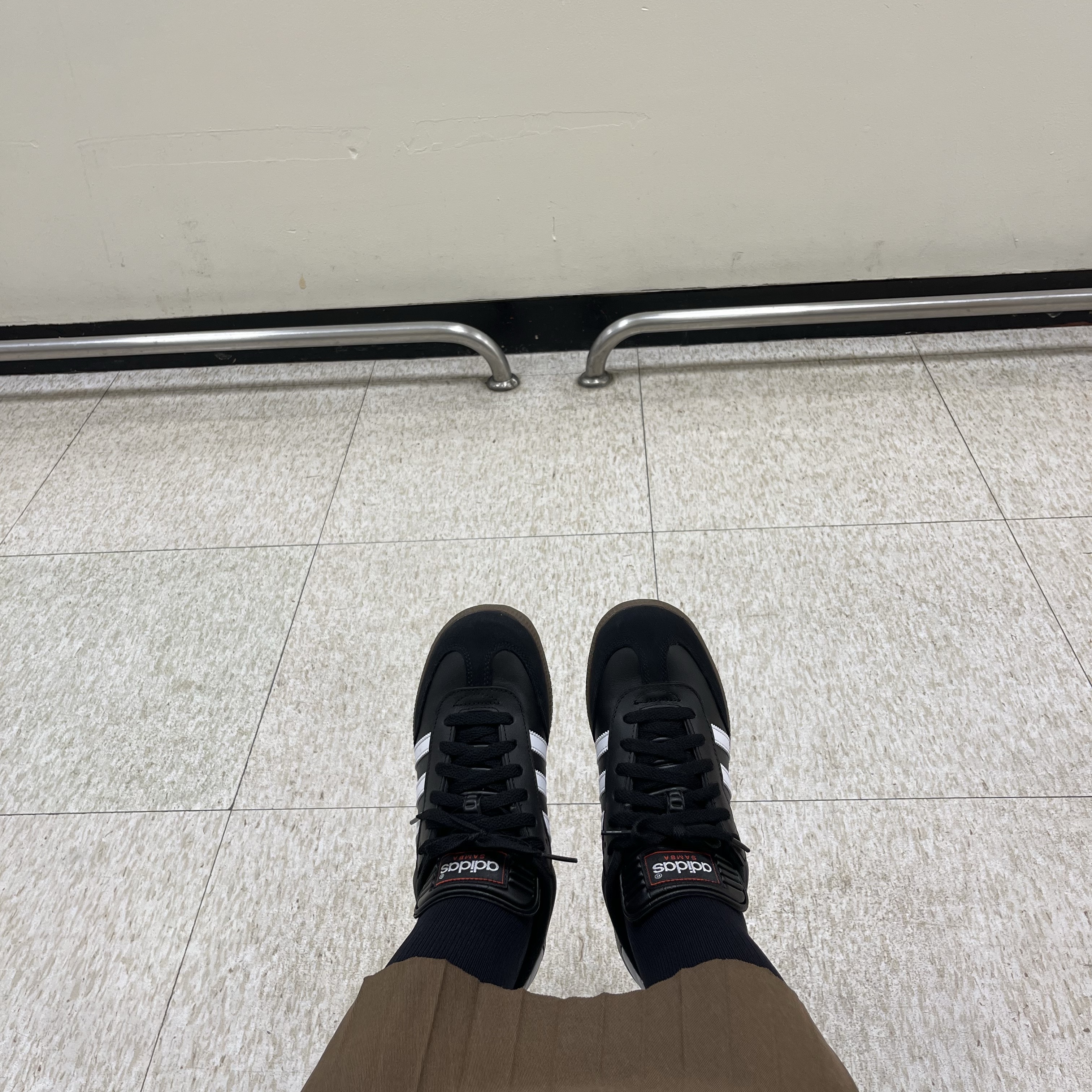 (J) Adidas Samba Classic Core Black 착용 스타일 - 1