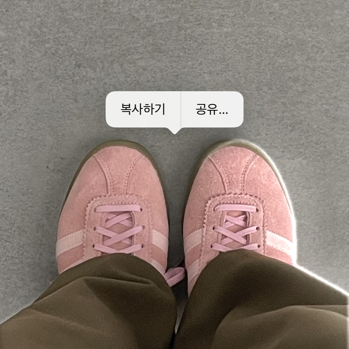 Adidas Bermuda Glow Pink 착용 스타일