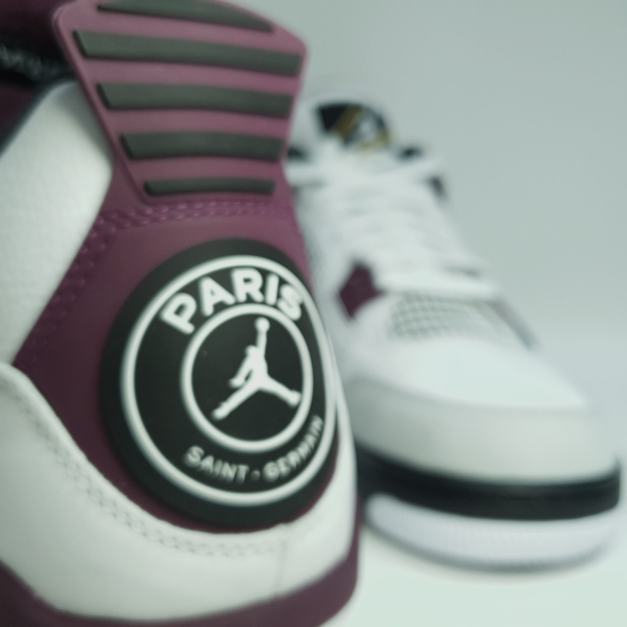 Jordan 4 x Paris Saint-Germain Retro Neutral Grey Bordeaux 착용 스타일 - 3