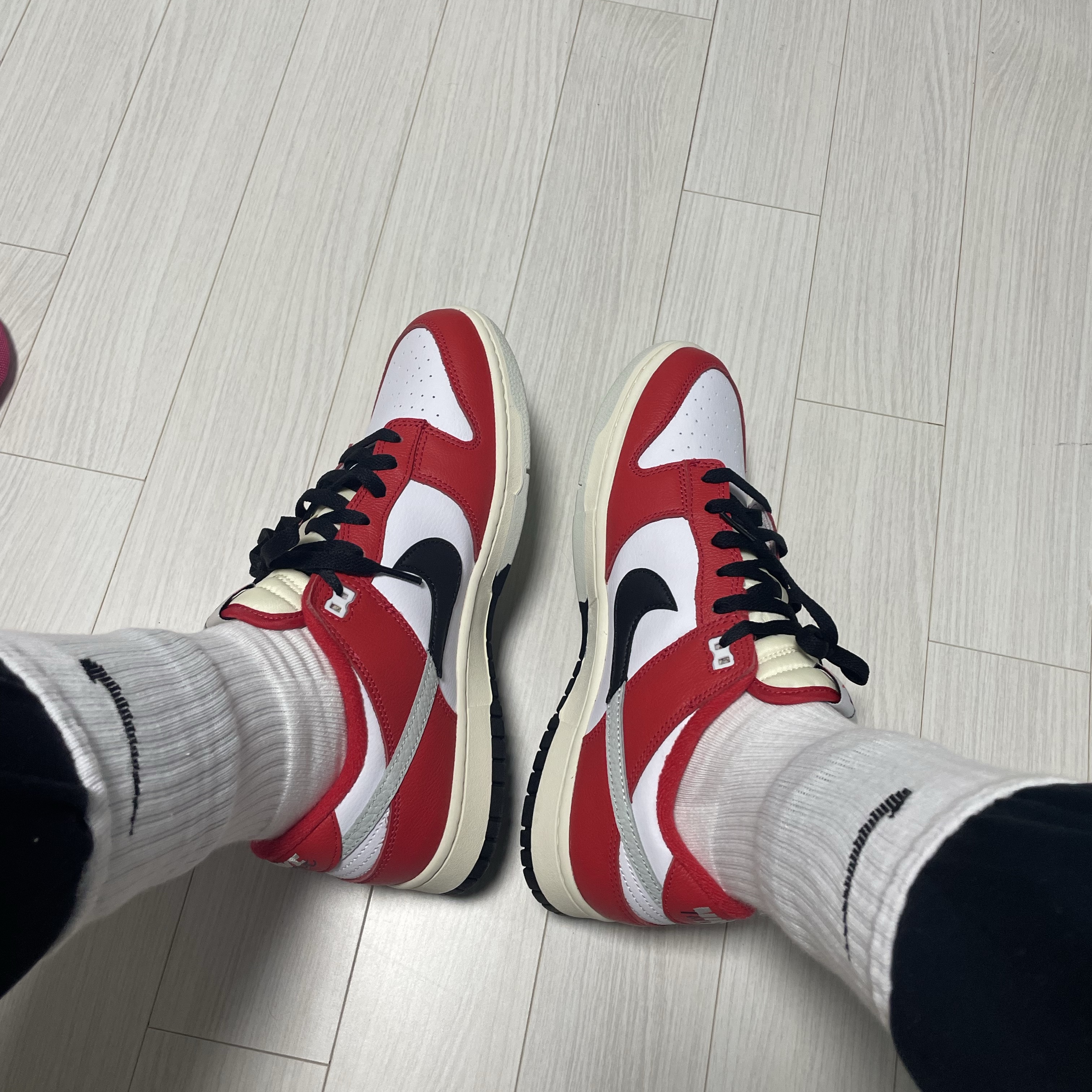 Nike Dunk Low Retro PRM University Red Black 착용 스타일