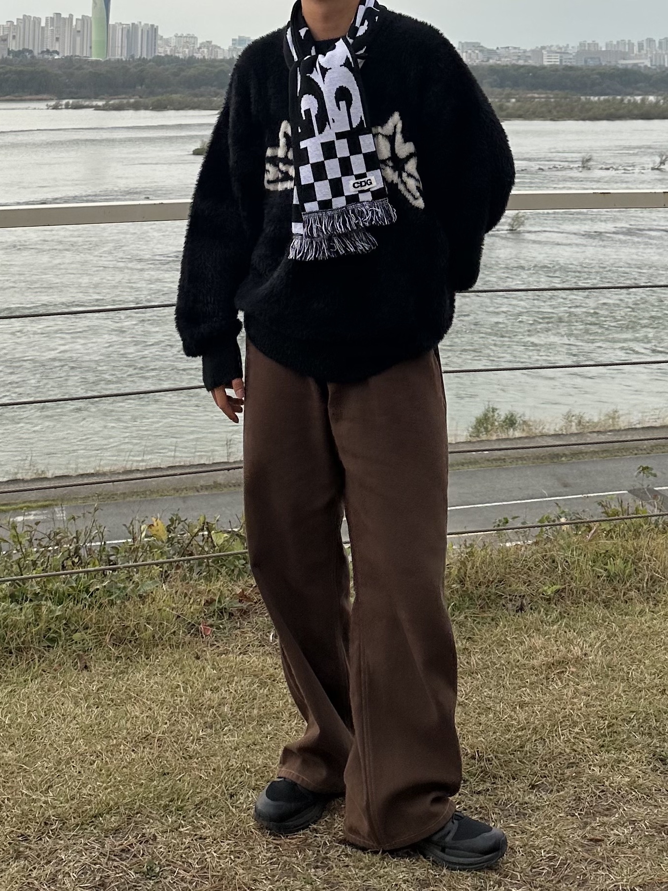 CDG Logo Check Muffler White Black, Salomon XT-Wings 2 ADV Black 착용 스타일 - 1