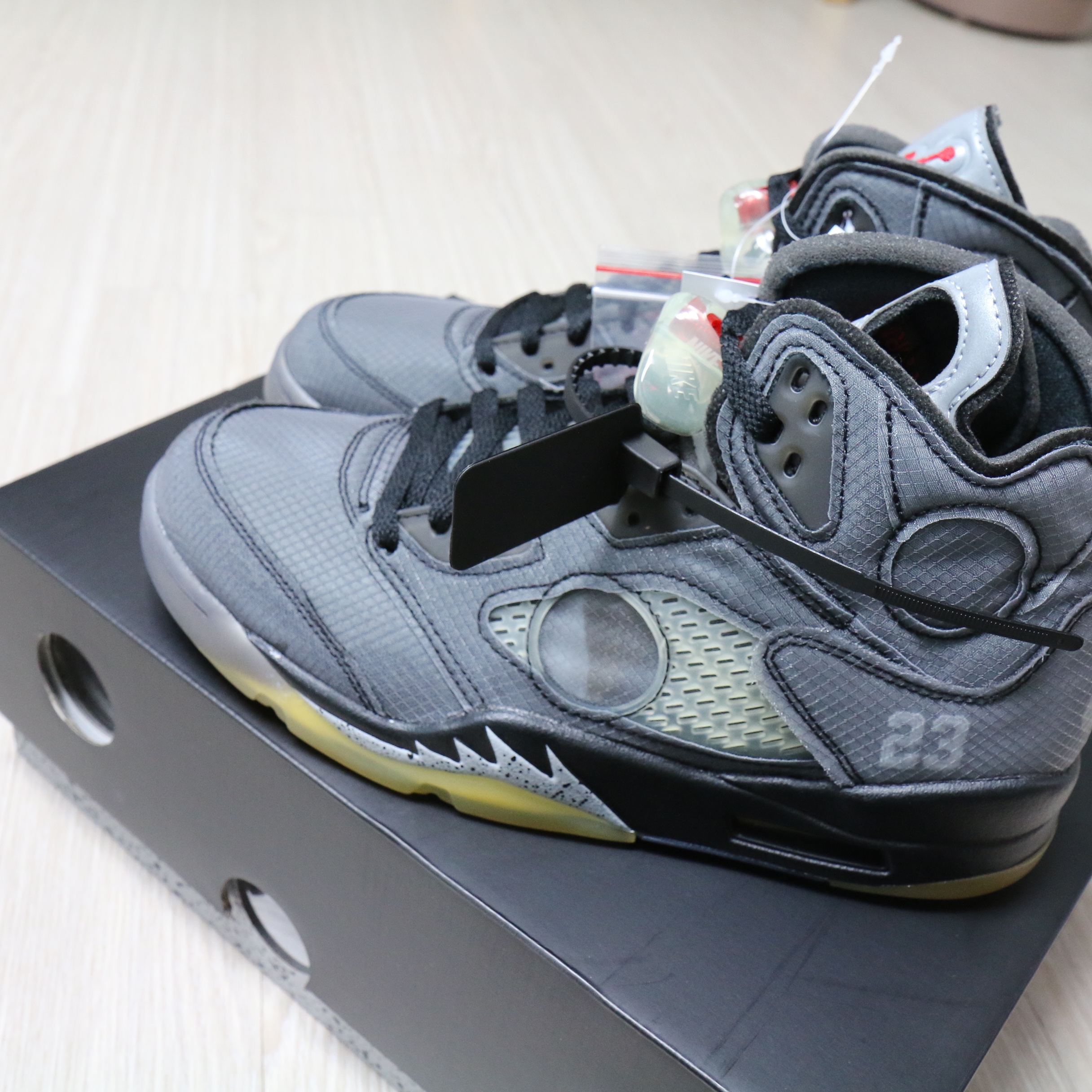 Jordan 5 x Off-White Retro SP Black Muslin 착용 스타일