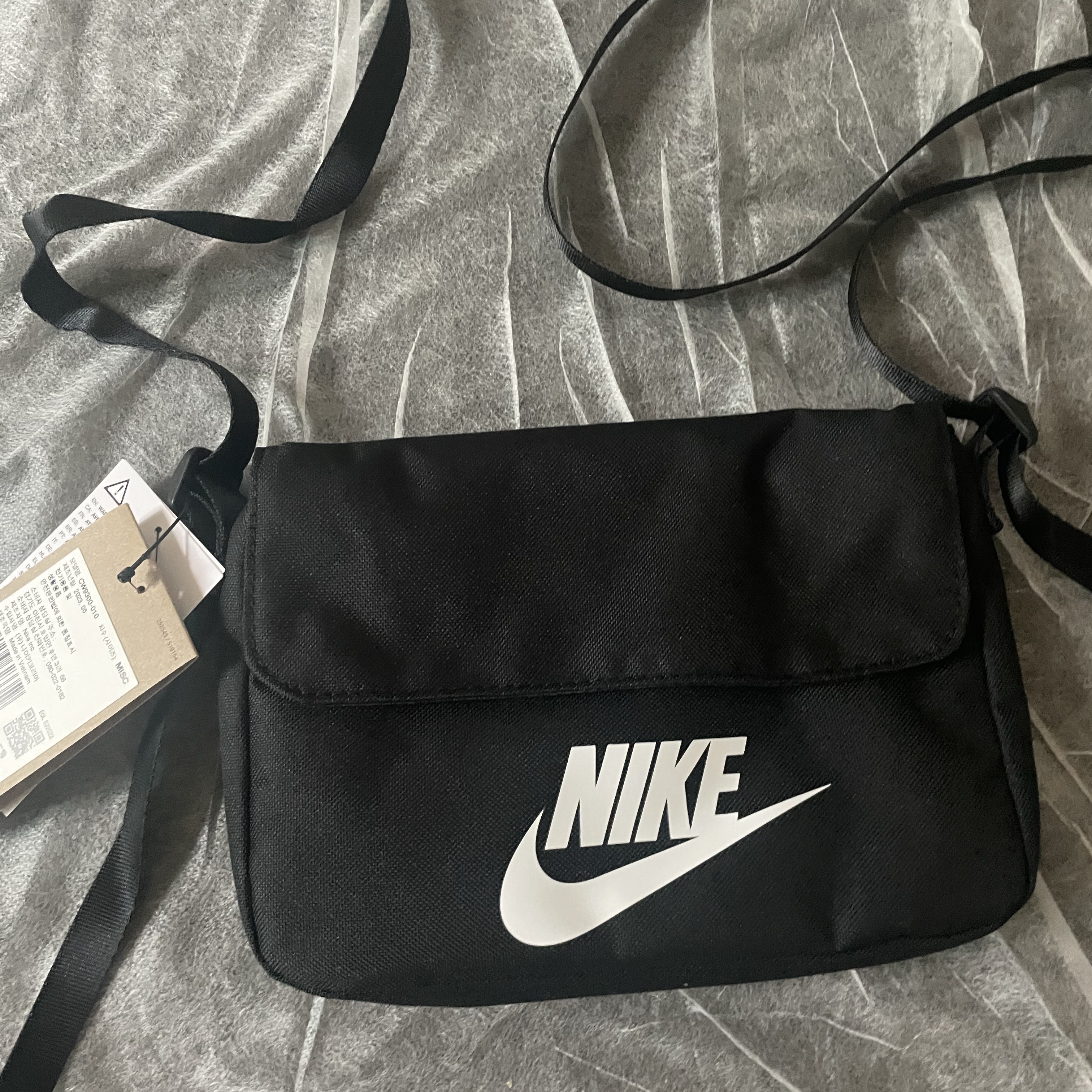 Nike NSW Futura 365 Crossbody Bag 3L Black 착용 스타일