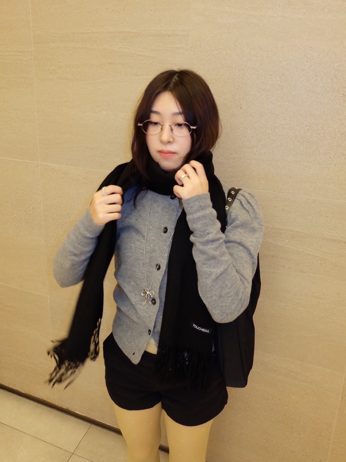 (W) Dr. Martens 1490 Virginia Black 착용 스타일 - 2