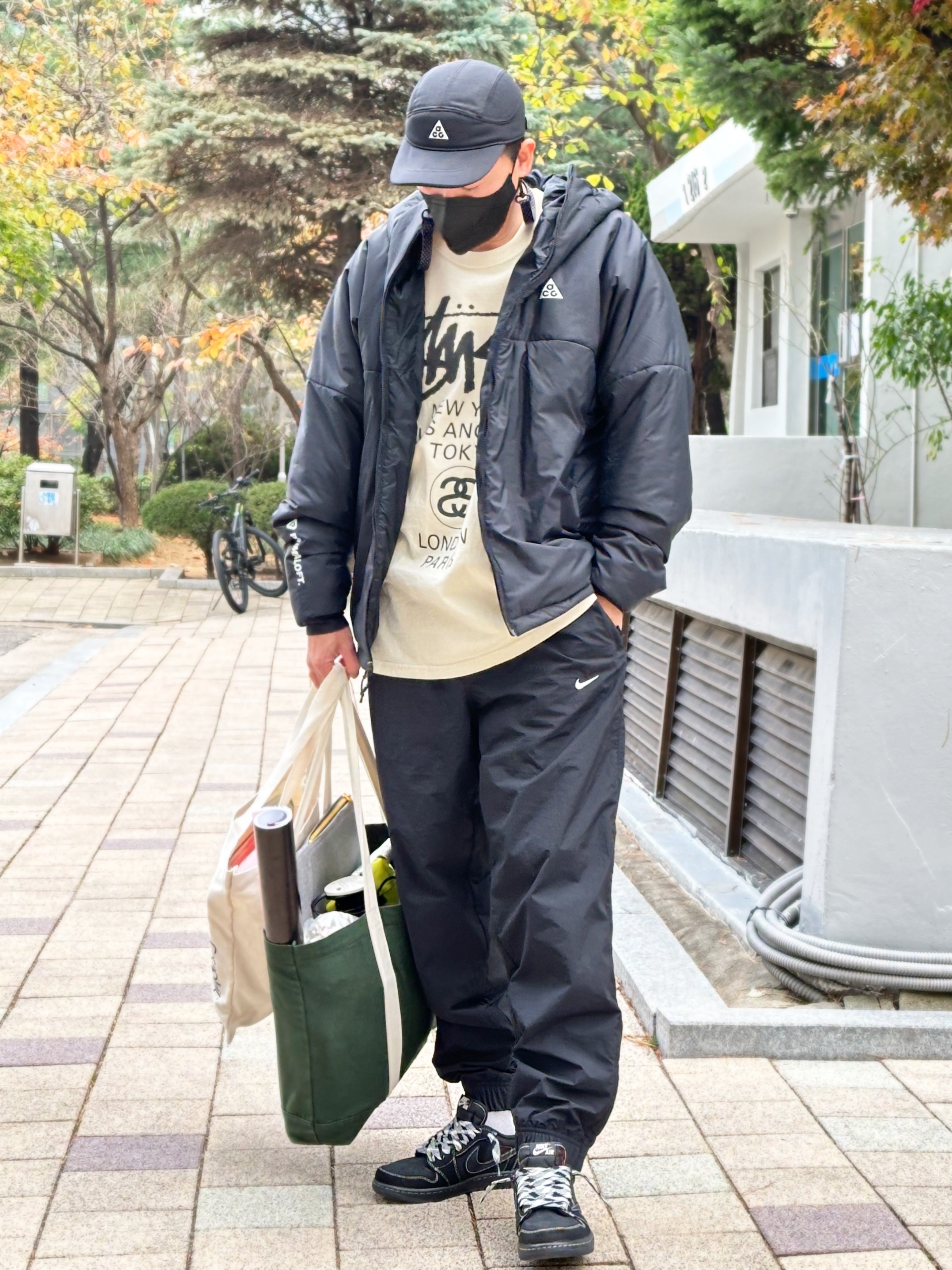 Nike NRG ACG Tailwind Cap Black, Stussy World Tour LS T-Shirt Putty 착용 스타일