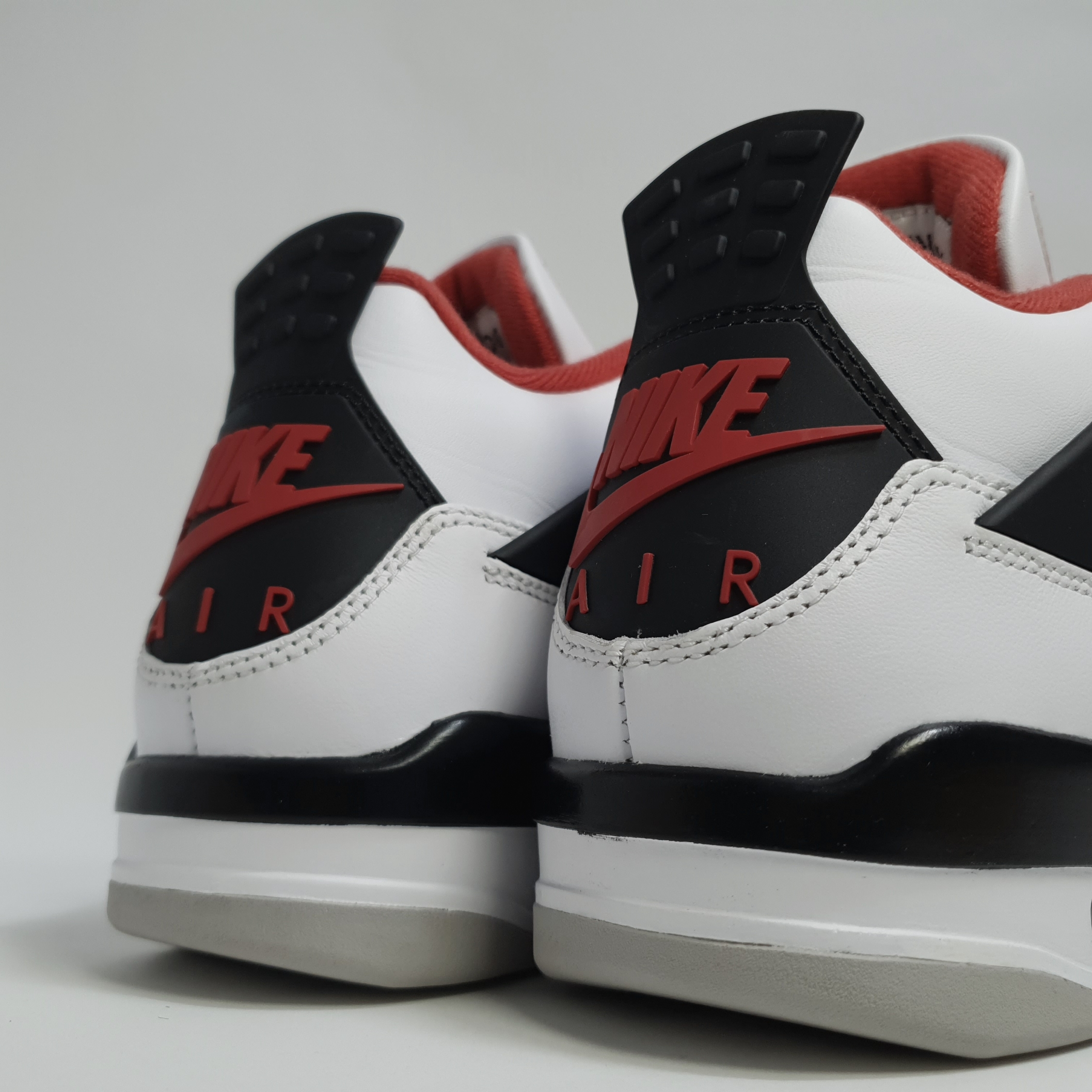 Jordan 4 Retro OG Fire Red 2020 착용 스타일 - 3