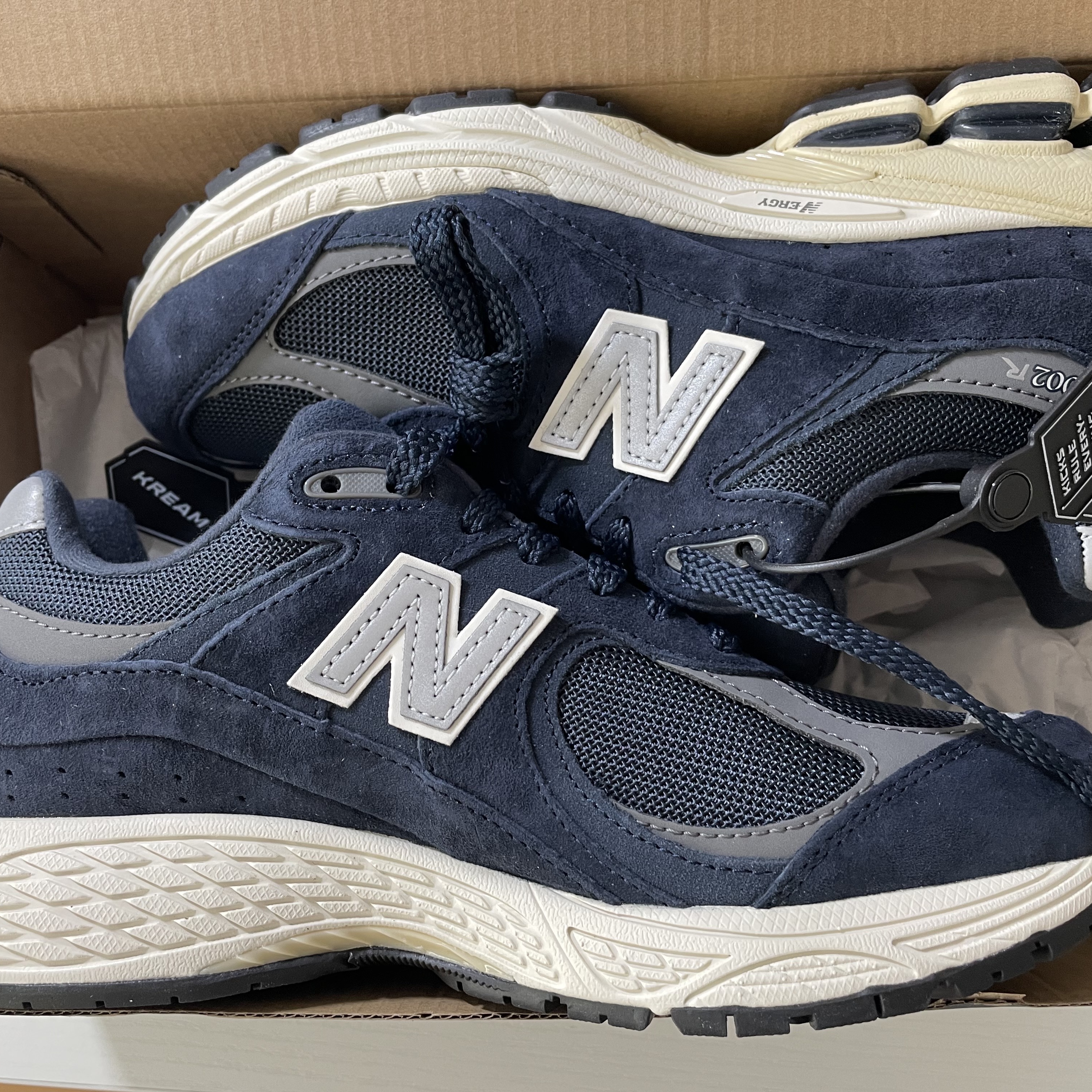 New Balance 2002R Eclipse Castlerock 착용 스타일