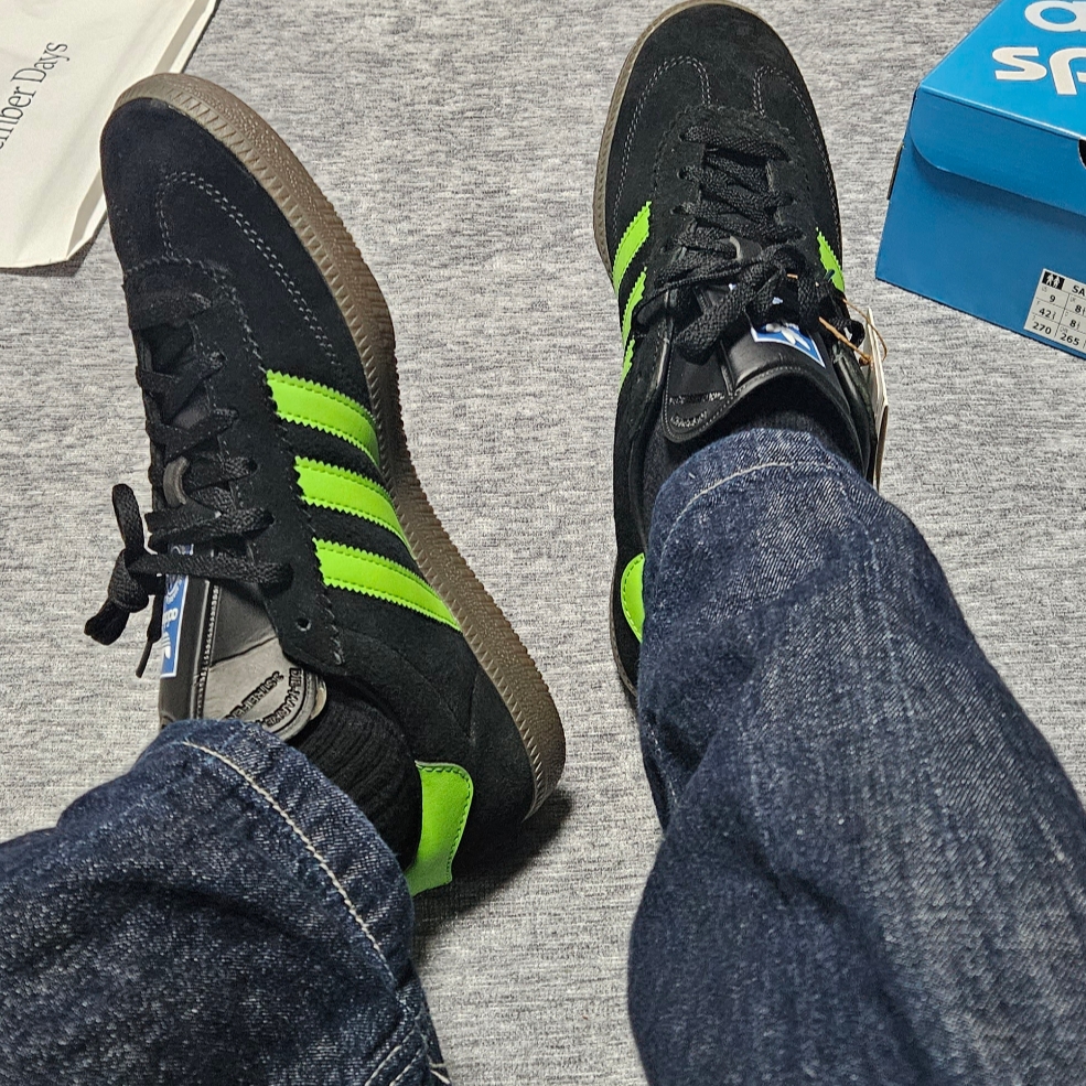 Adidas Samba Deco Spezial Core Black Lucid Lime 착용 스타일 - 1