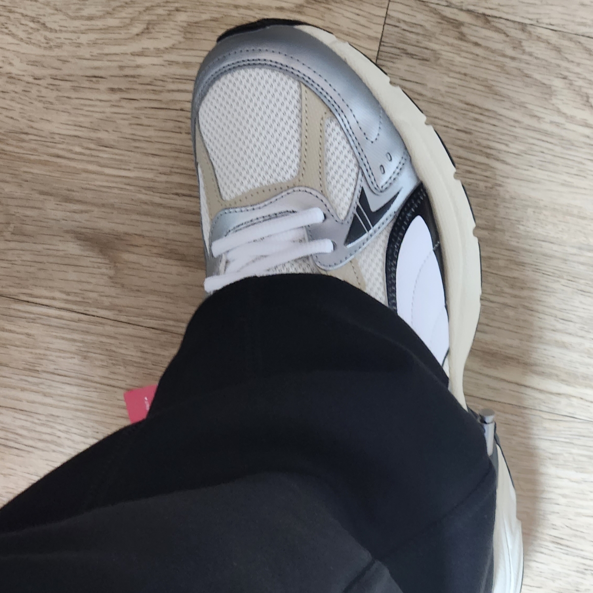 Puma Milenio Tech Warm White Silver 착용 스타일 - 1