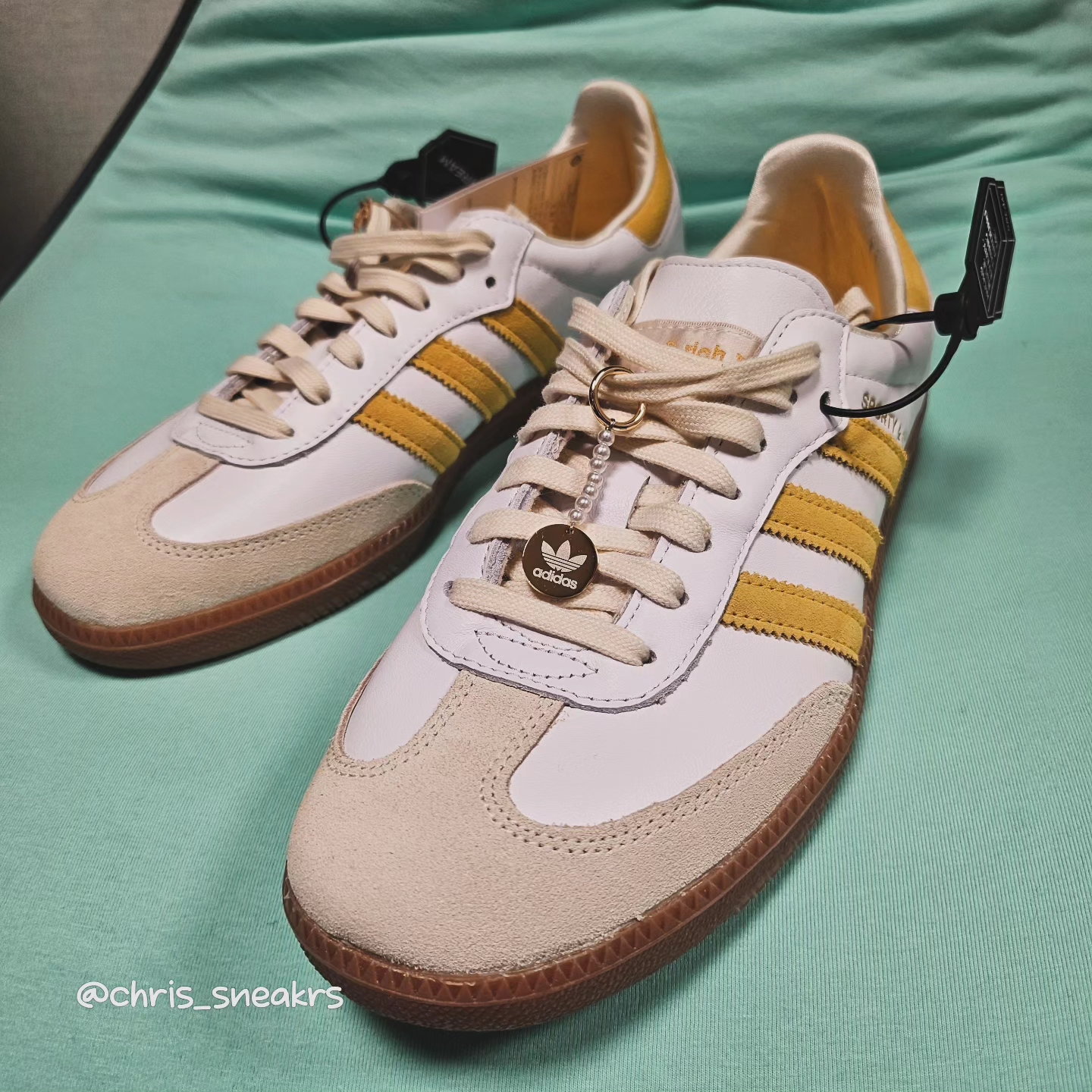 Adidas x Sporty & Rich Samba OG Cloud White Bold Gold 착용 스타일 - 1