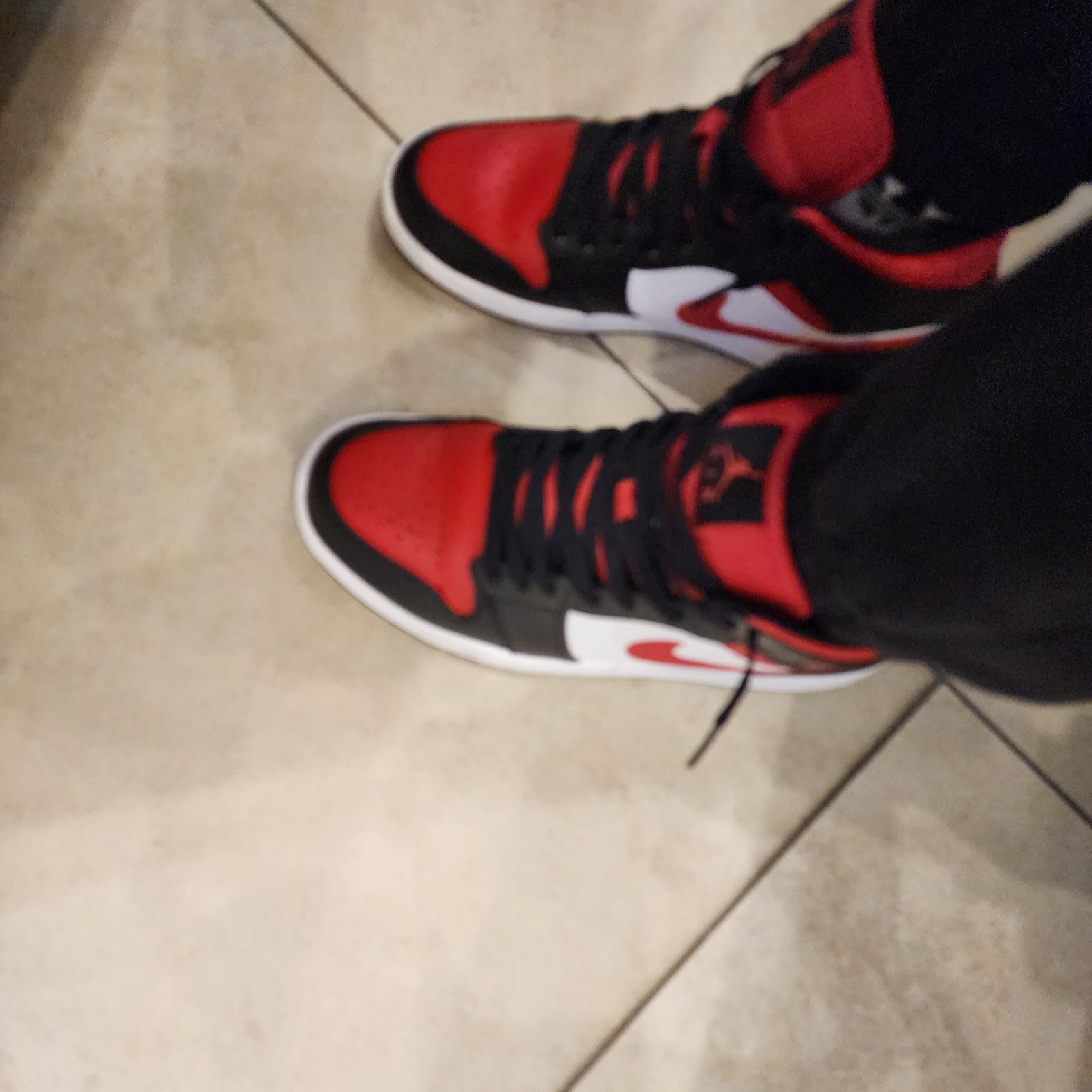 Jordan 1 Mid Black Fire Red 착용 스타일