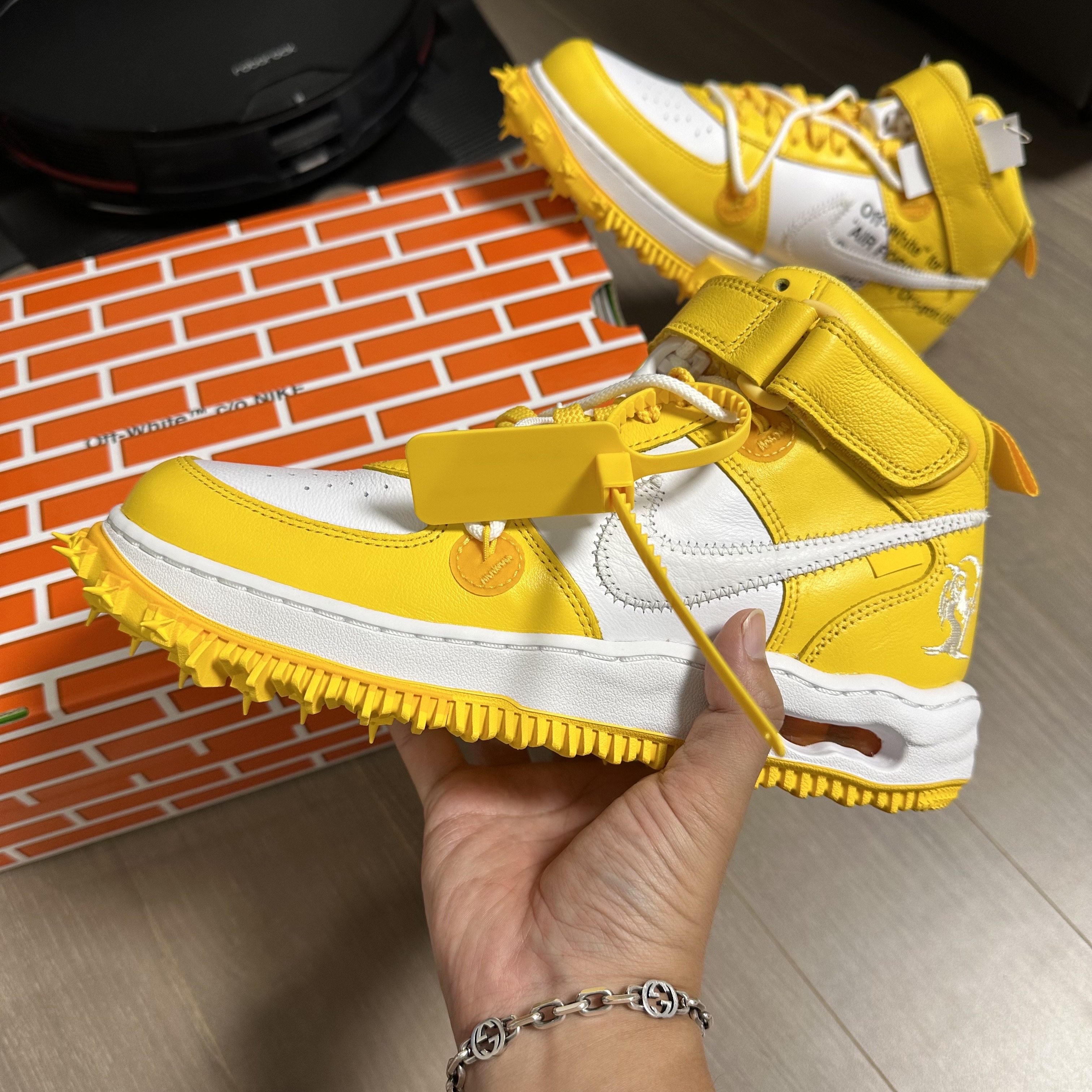 Nike x Off-White Air Force 1 Mid SP Leather Varsity Maize 착용 스타일 - 1