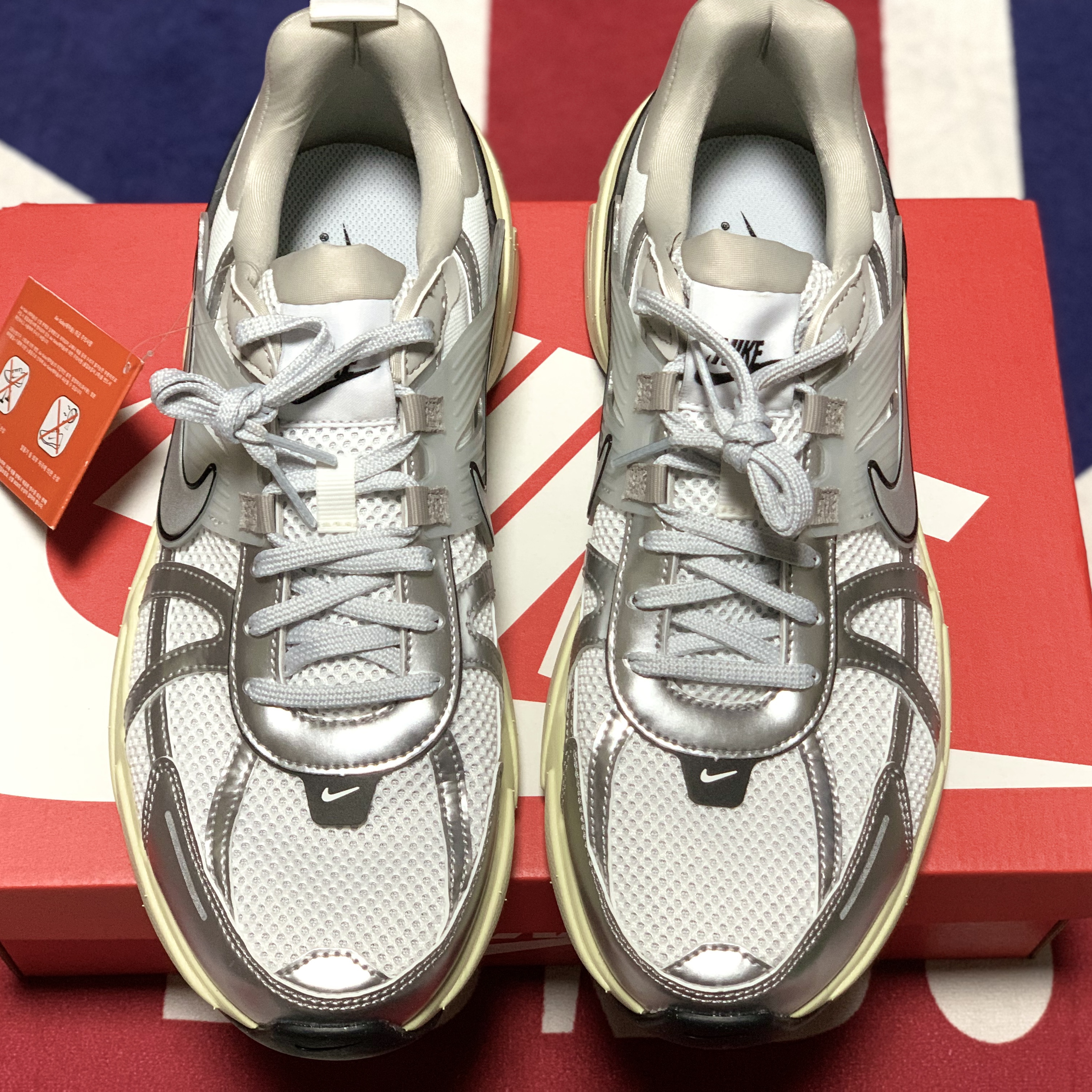 Nike V2K Run Summit White Metallic Silver 착용 스타일 - 1