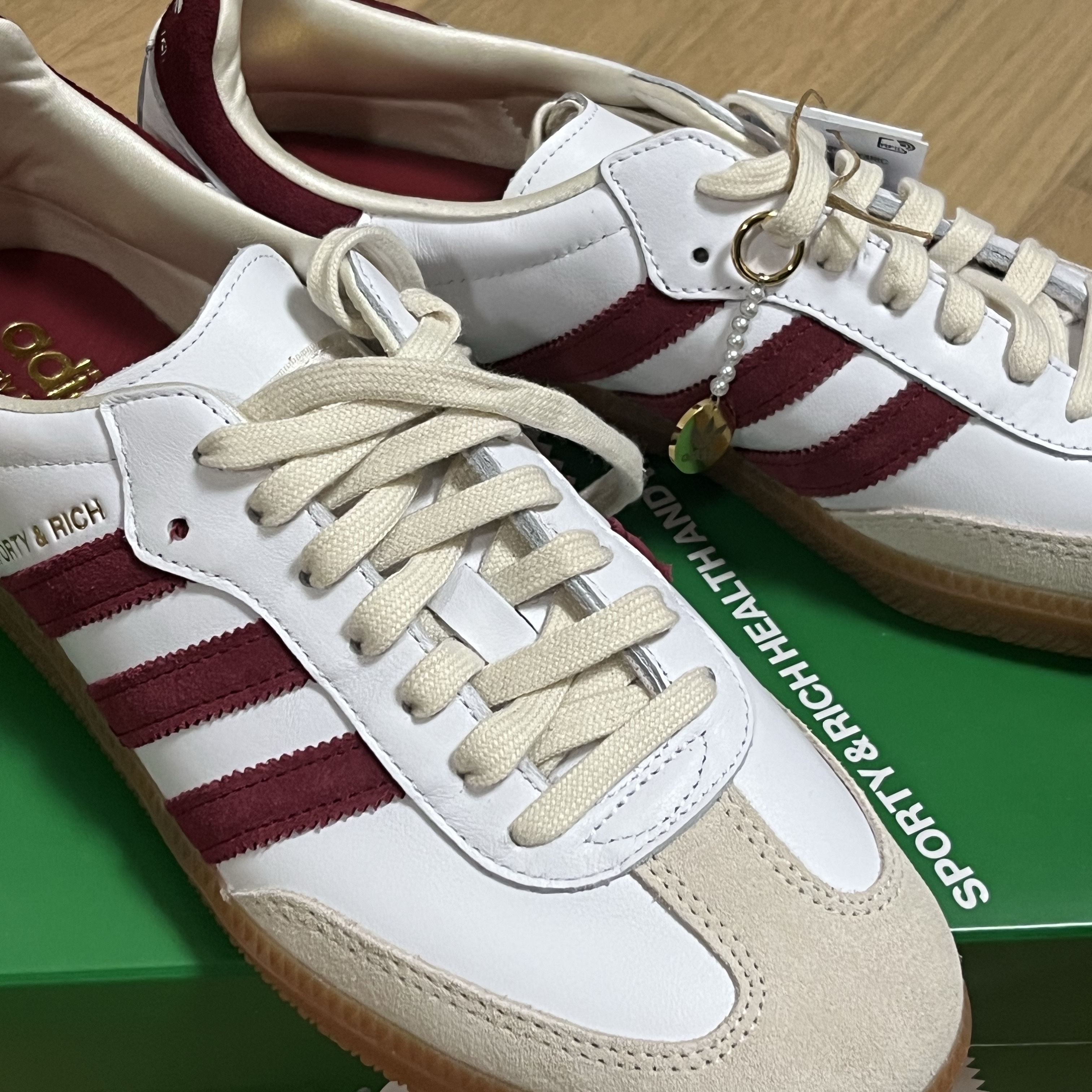 Adidas x Sporty & Rich Samba OG Cloud White Collegiate Burgundy 착용 스타일 - 4